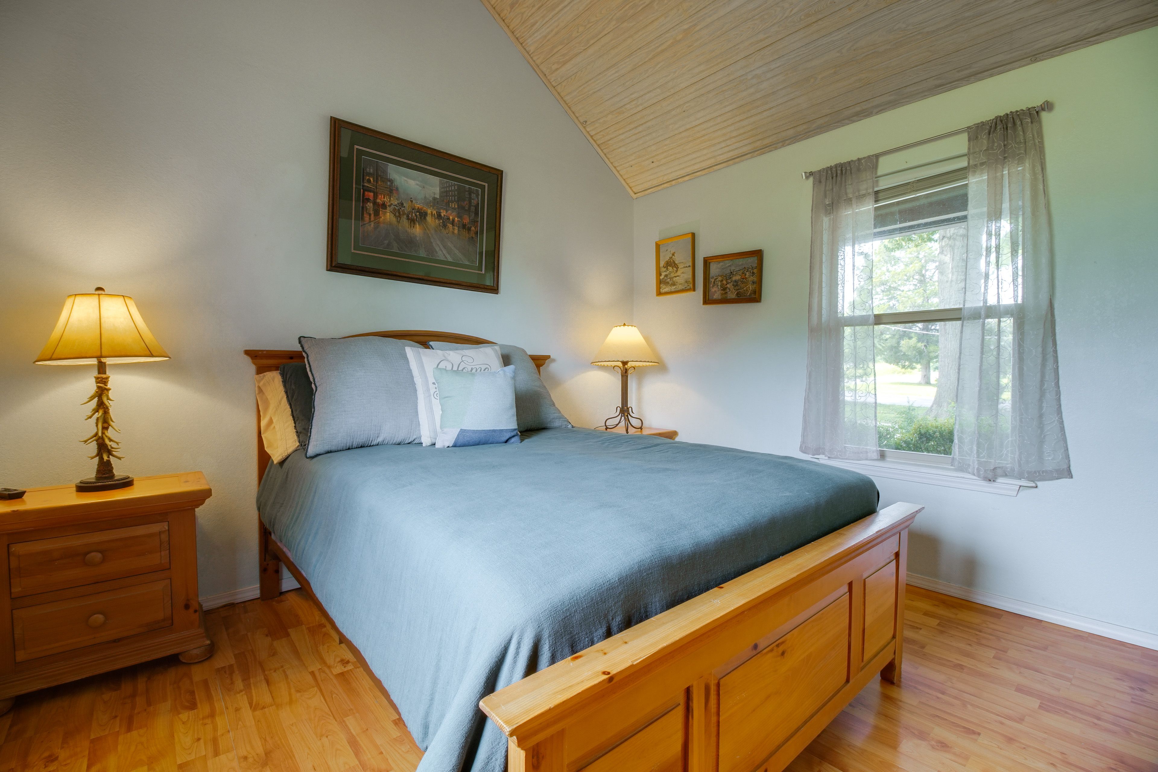 Bedroom | Queen Bed
