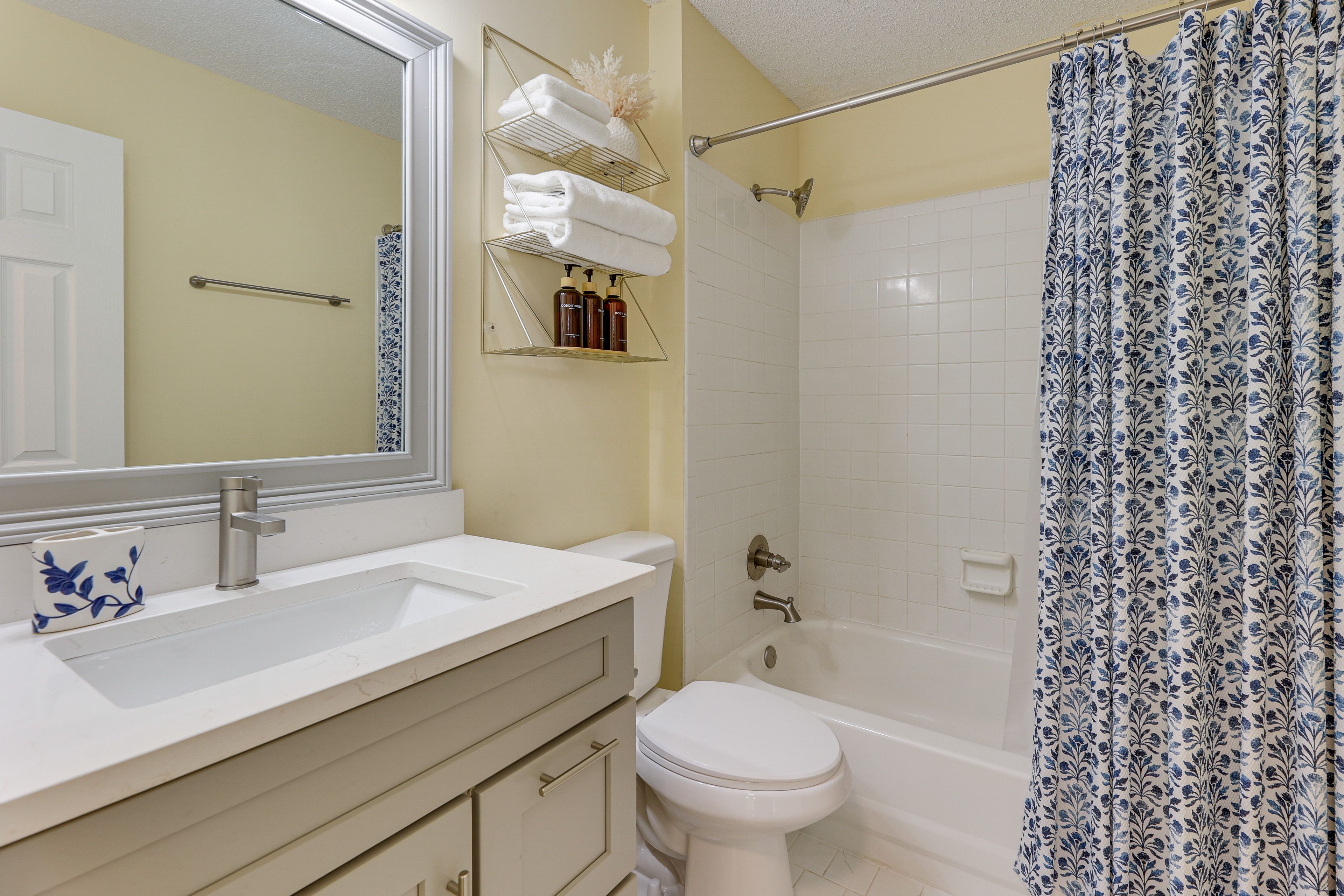 Full Bathroom | Towels Provided | 2nd Floor