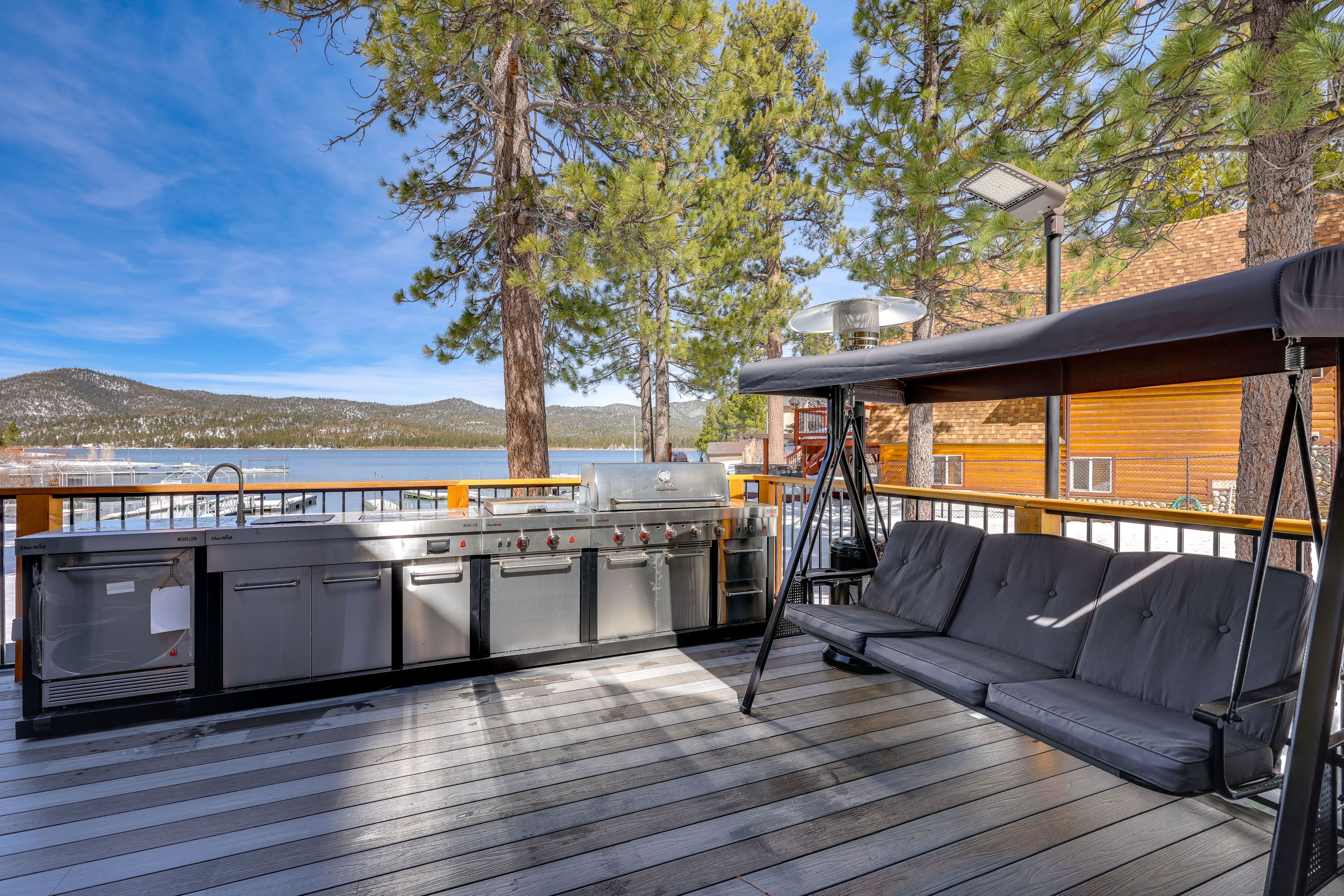 Lakefront Deck w/ Outdoor Kitchen