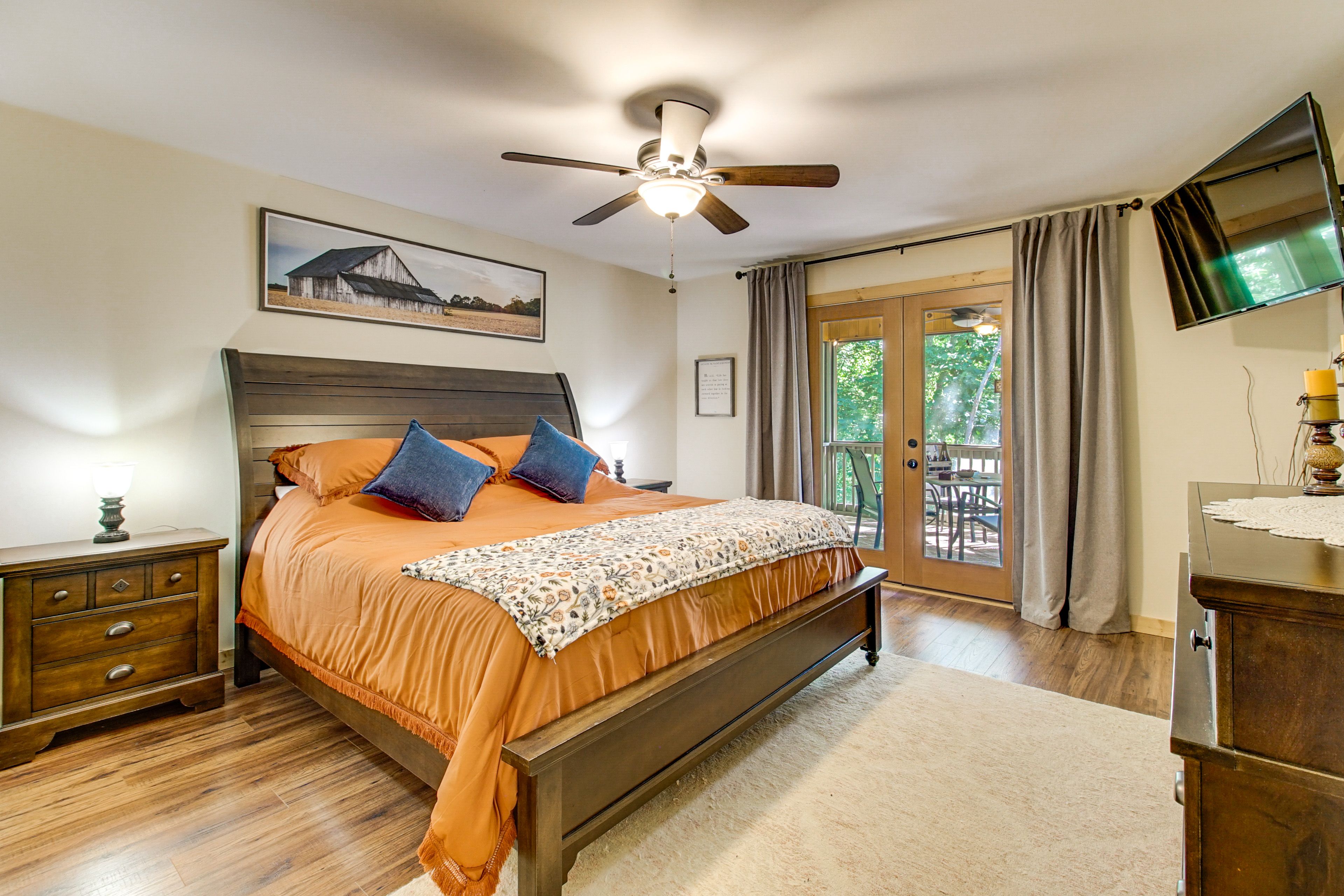 Bedroom 1 | King Bed | 1st Floor