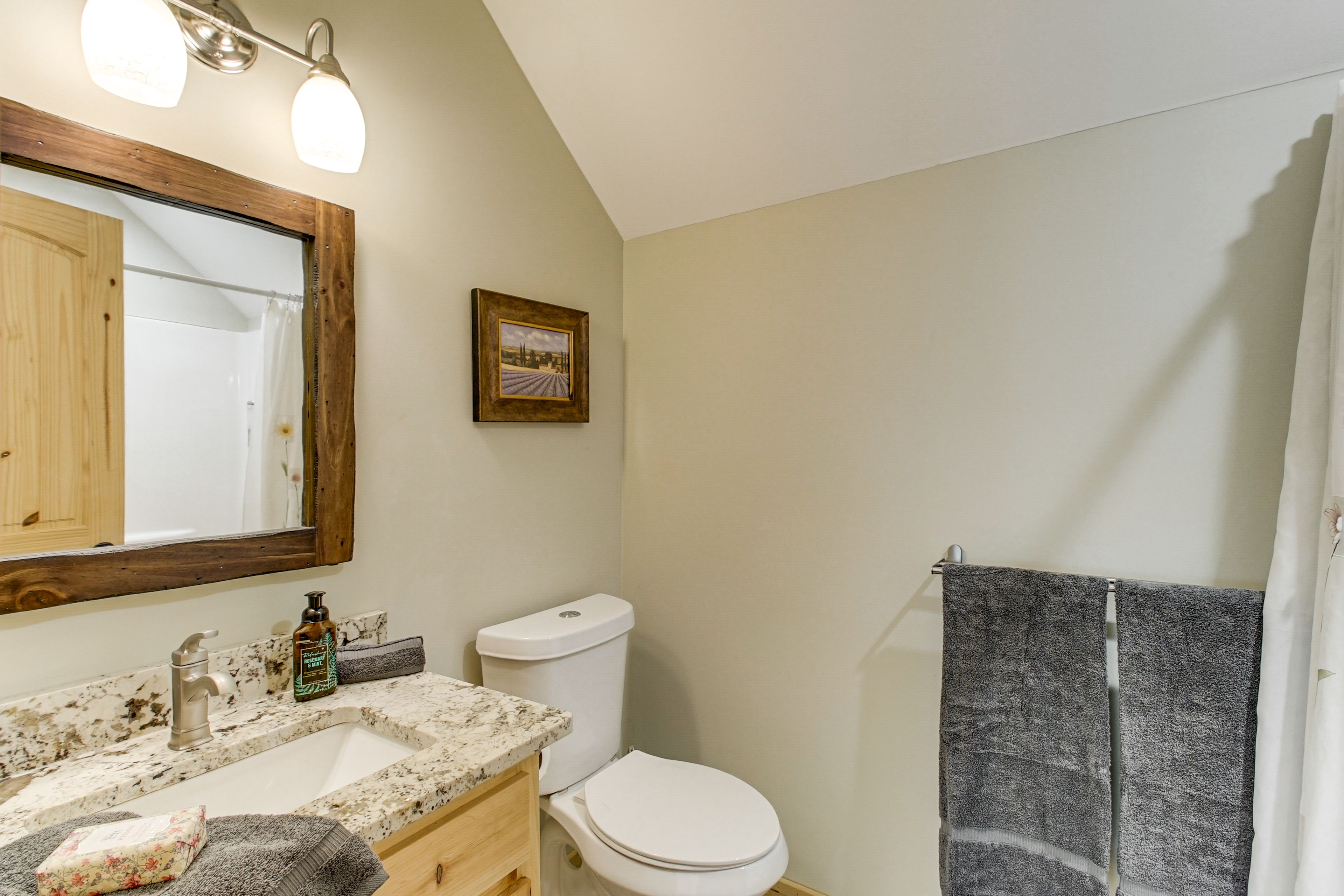 Full Bathroom | 2nd Floor