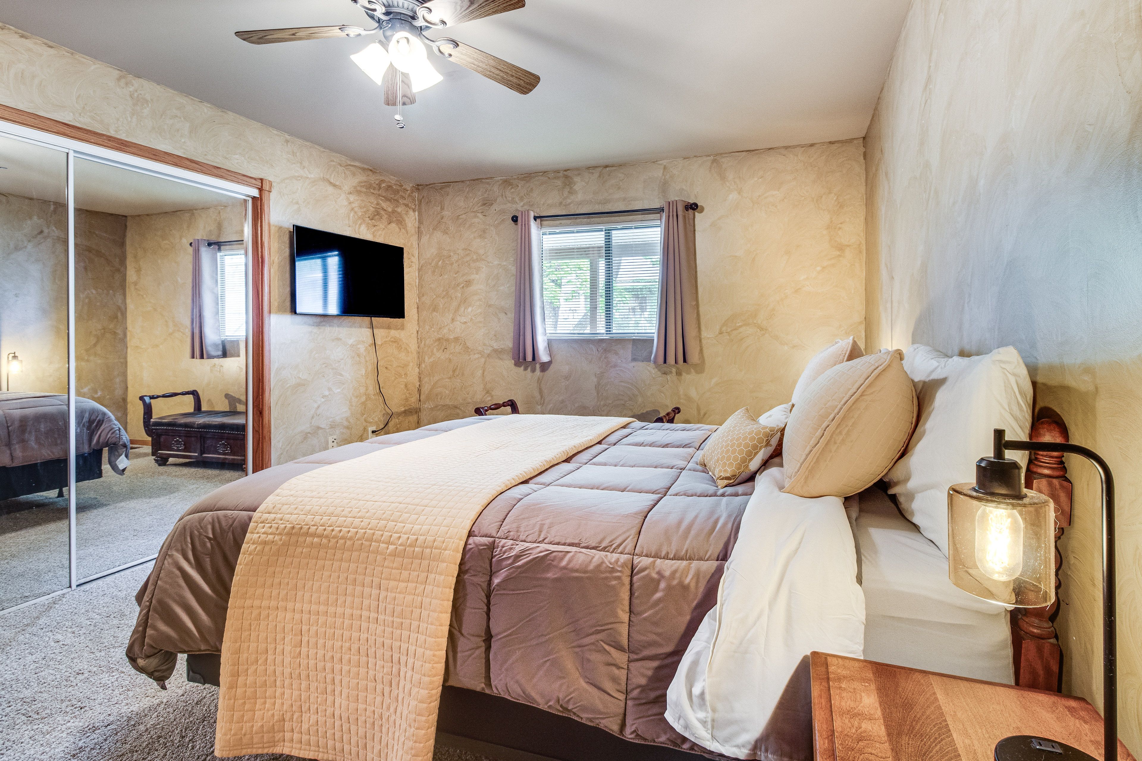 Bedroom 1 | Queen Bed | 1st Floor