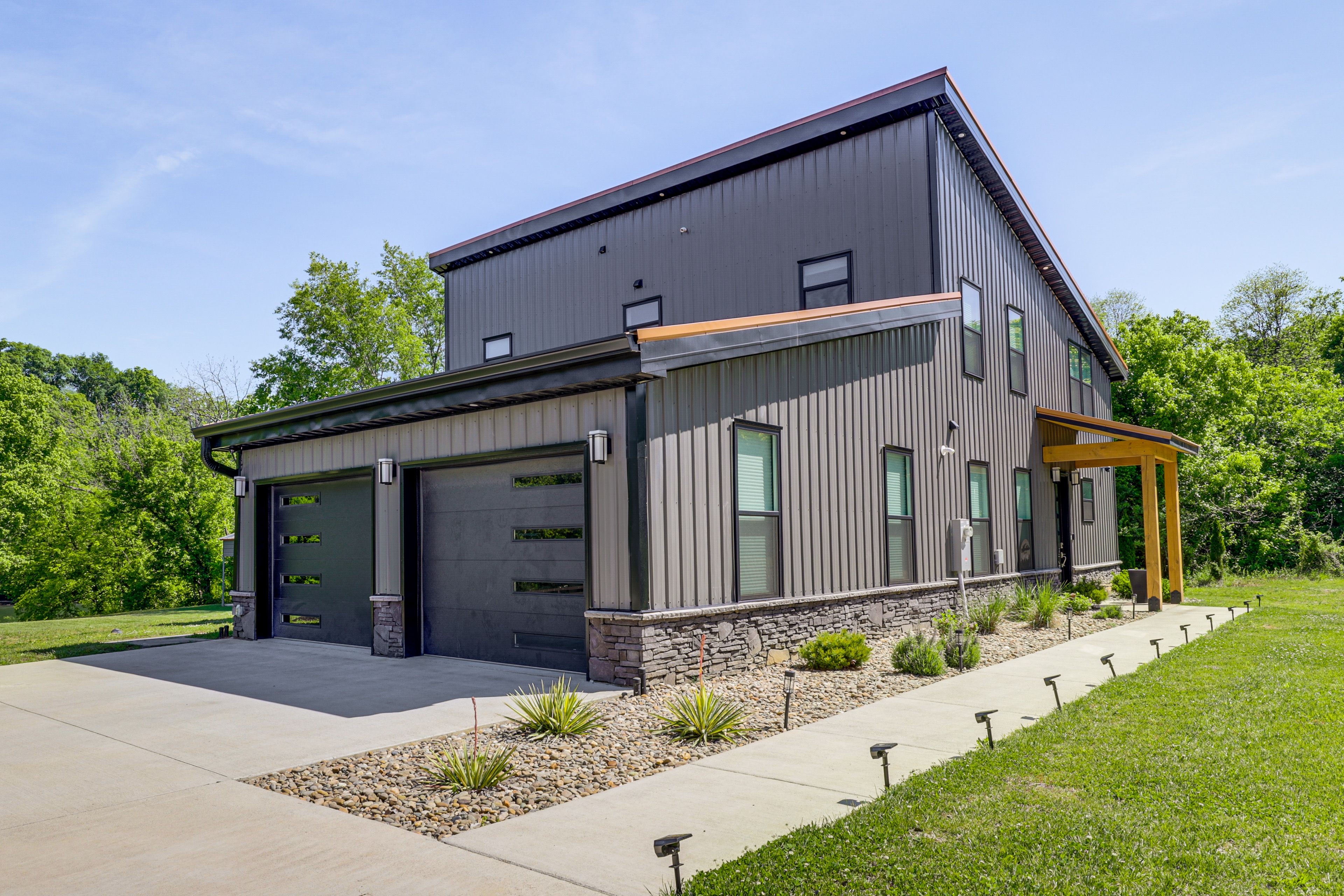 Easy arrival, easy parking & room for up to 6 vehicles