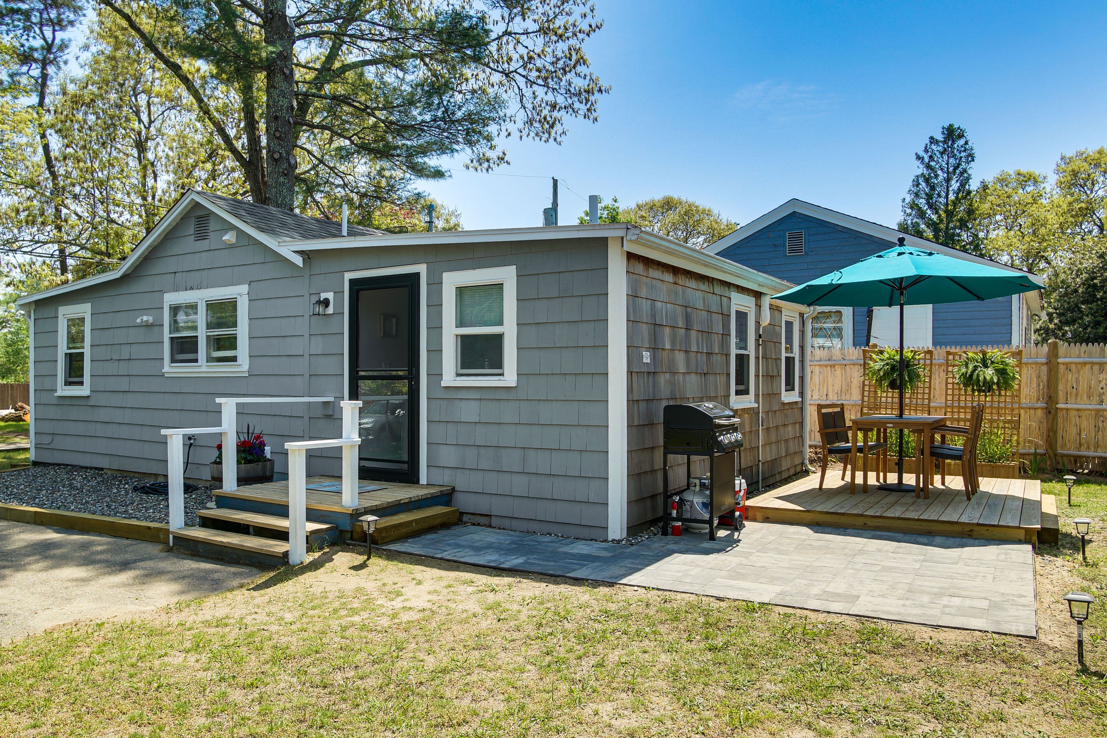 Patio w/ Dining | Gas Grill