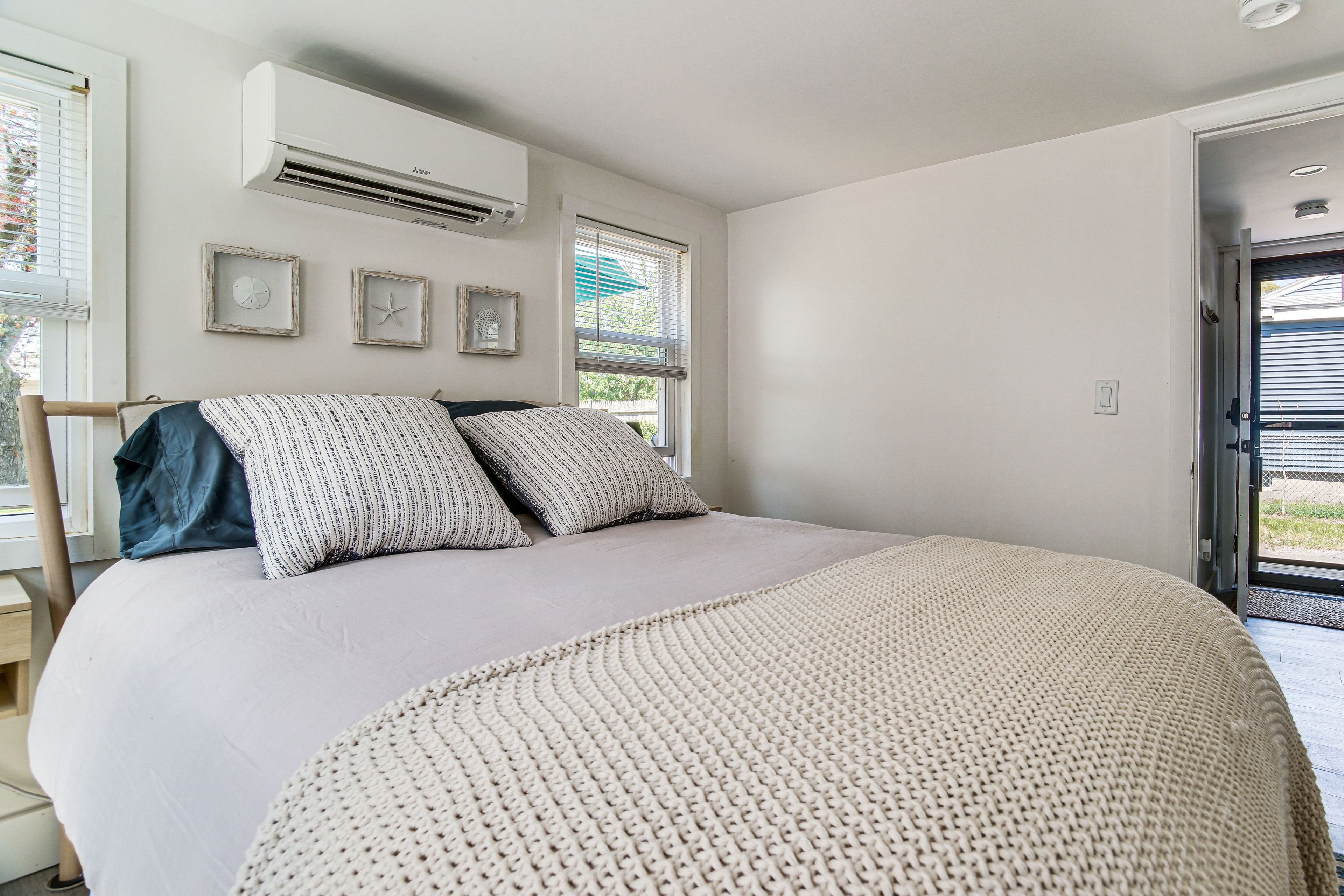 Bedroom 1 | Queen Bed