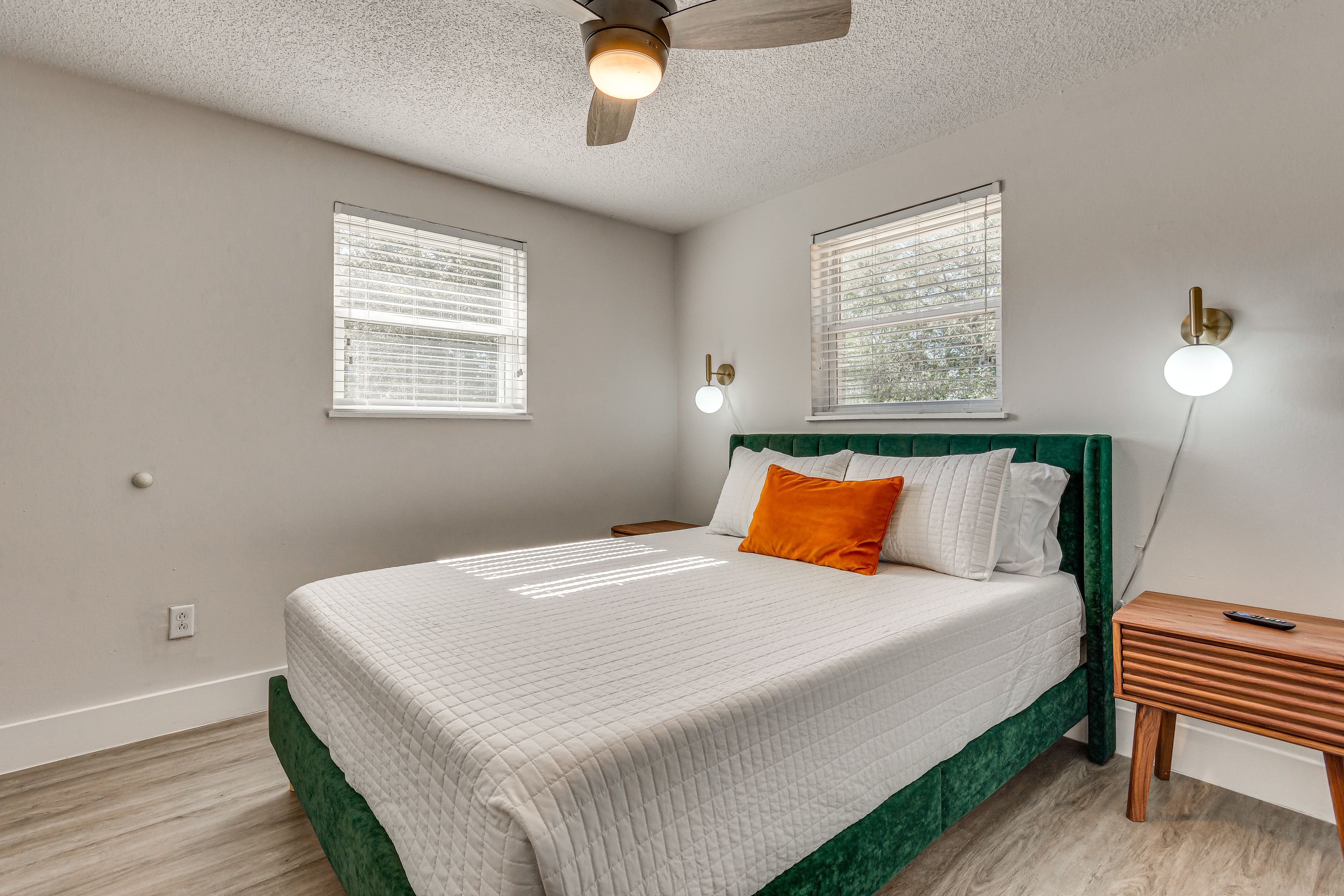 Bedroom 1 | Queen Bed