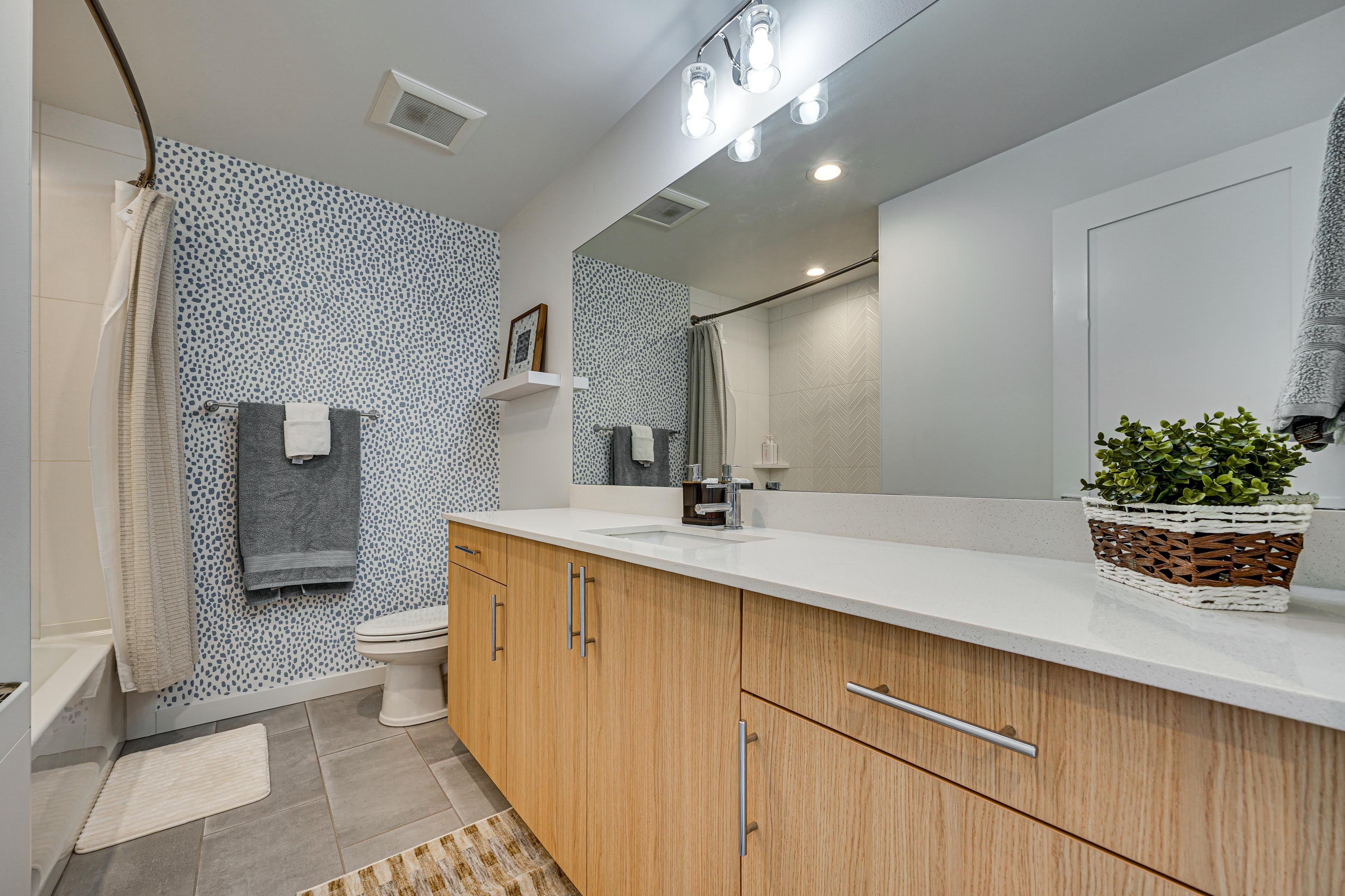 Full Bathroom | Towels & Linens Provided | 2nd Floor