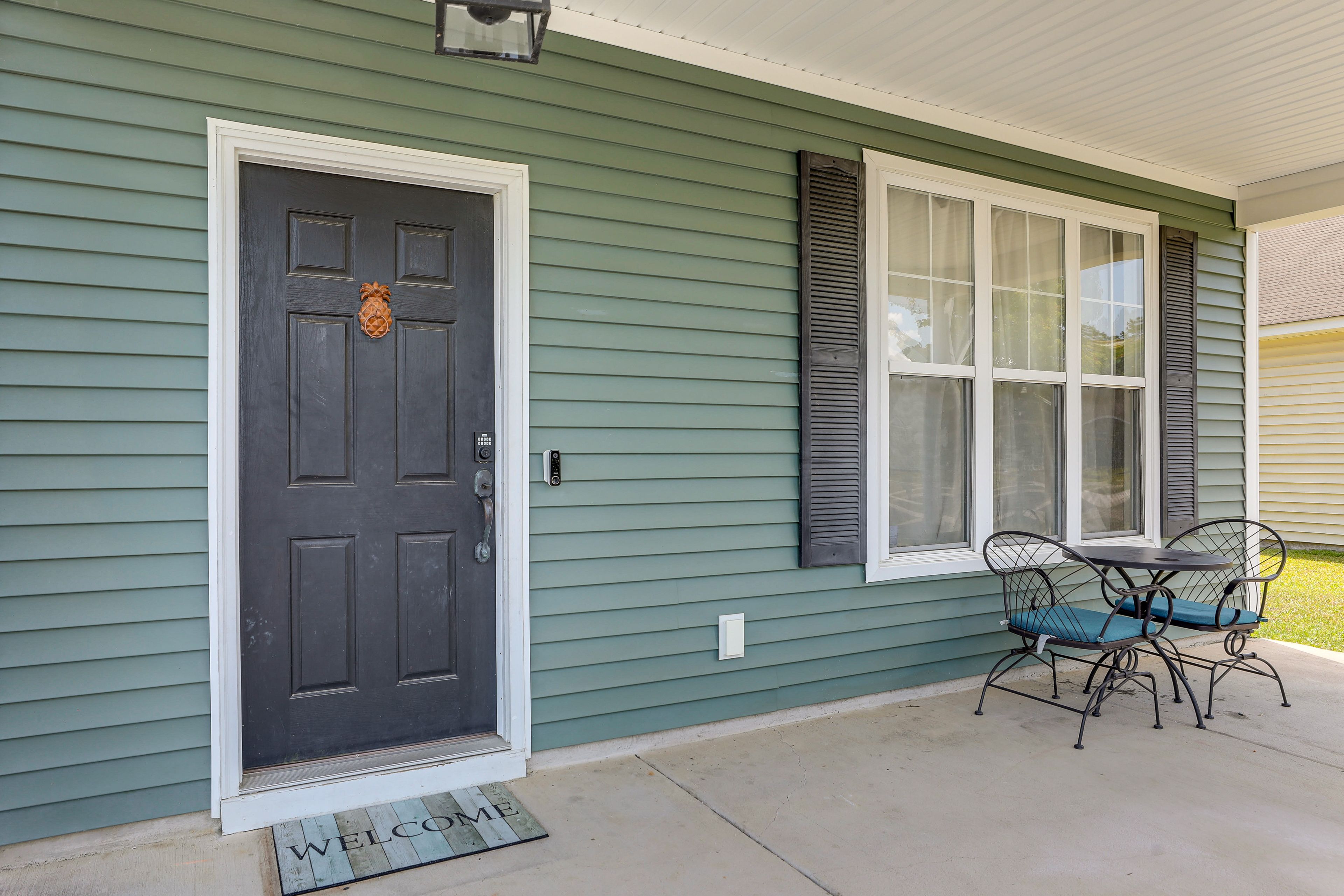 Covered Porch | Dining Area