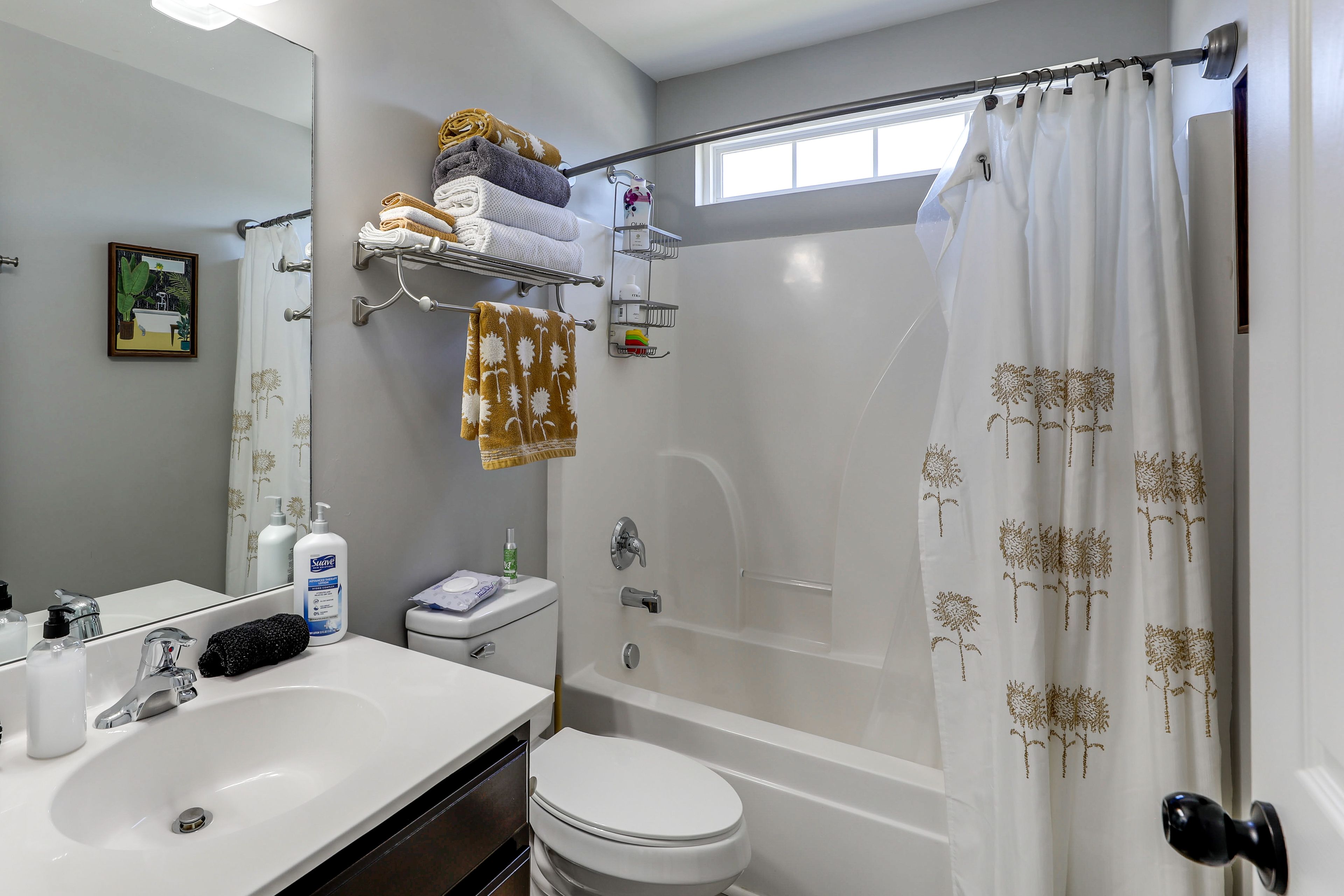 Full Bathroom | Towels & Linens Provided | 2nd Floor