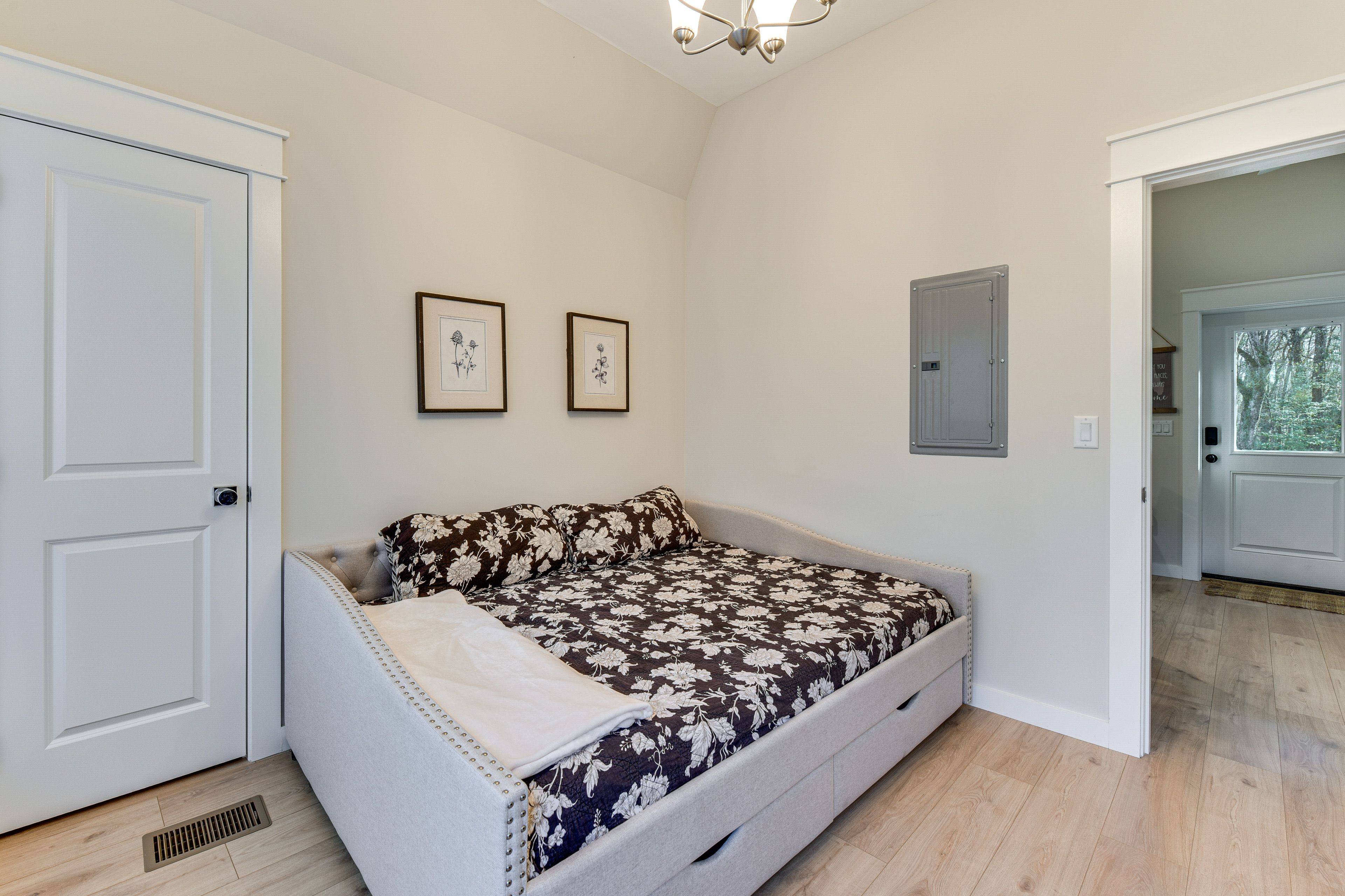 Bedroom 2 | Queen Daybed | 1st Floor