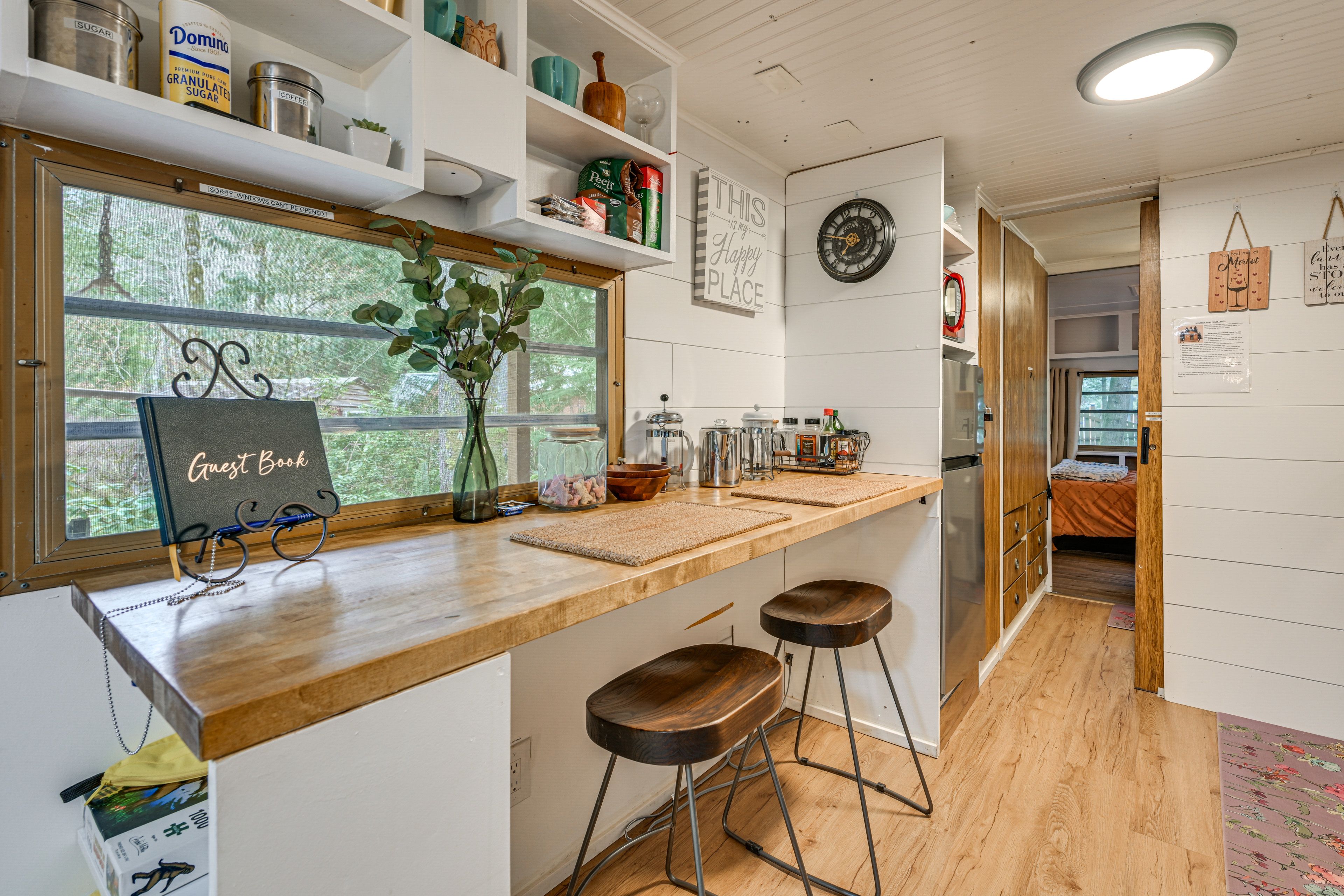 Dining Bar (Main Cabin)