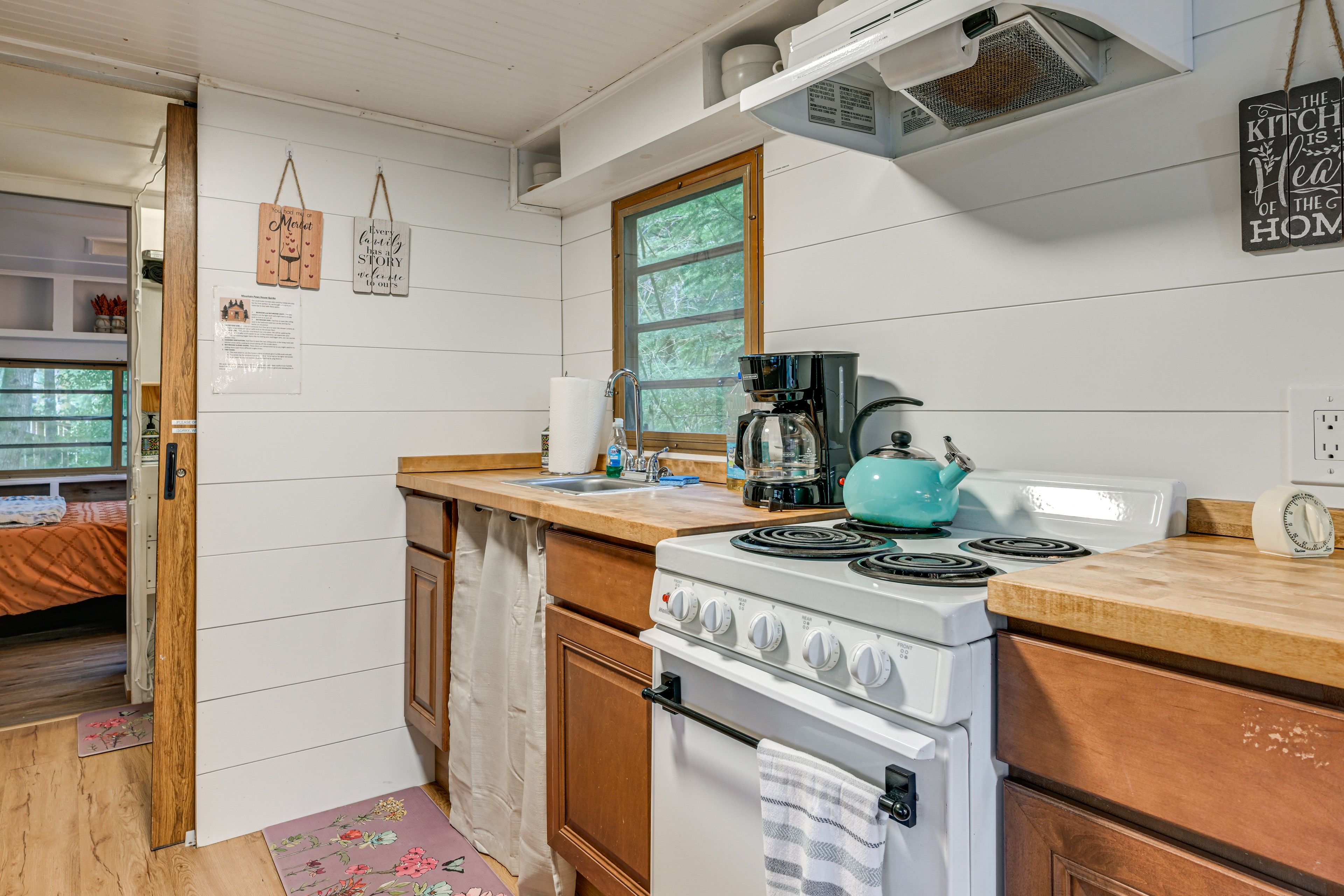 Kitchen (Main Cabin)