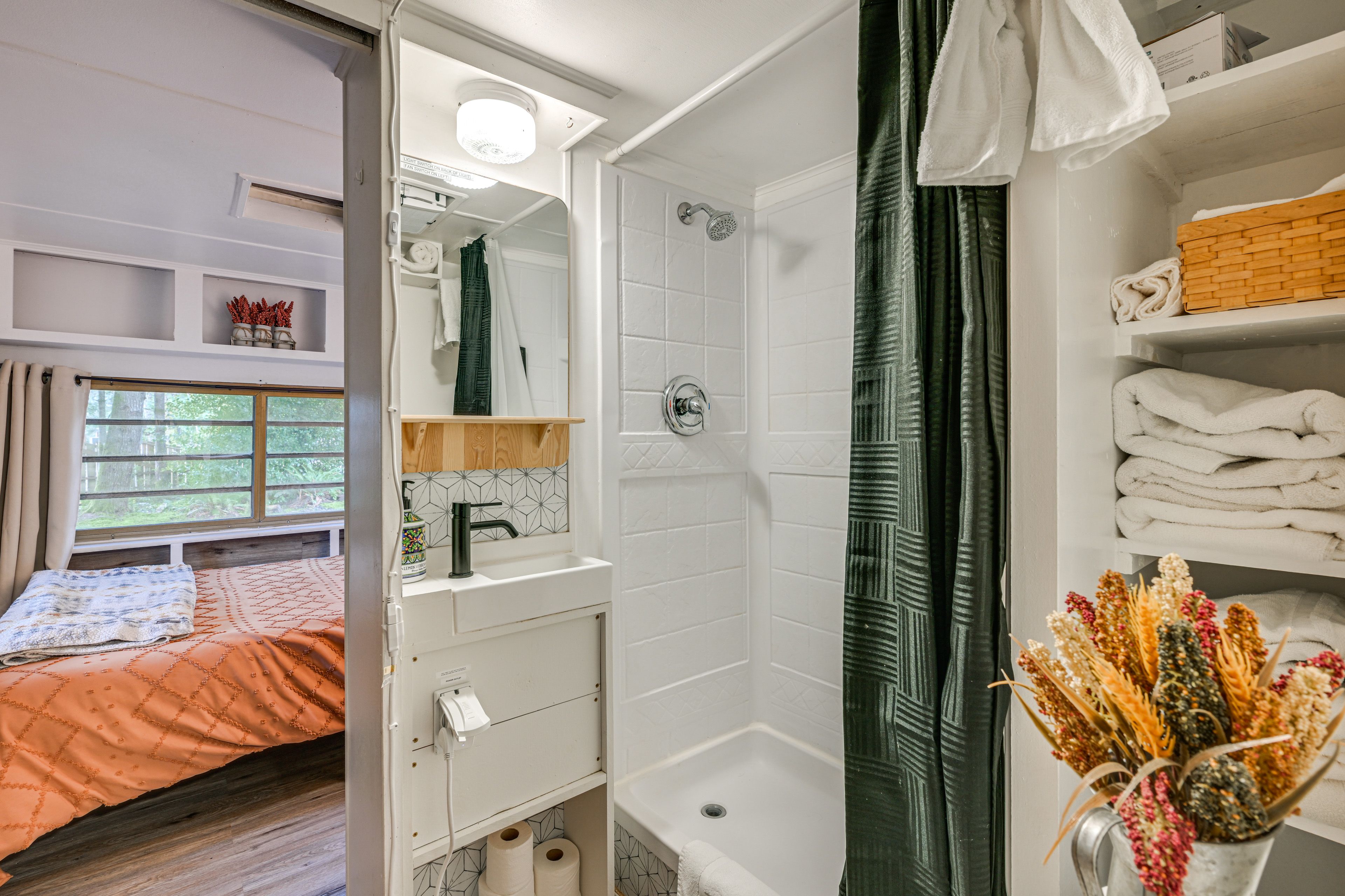 Full Bathroom (Main Cabin)