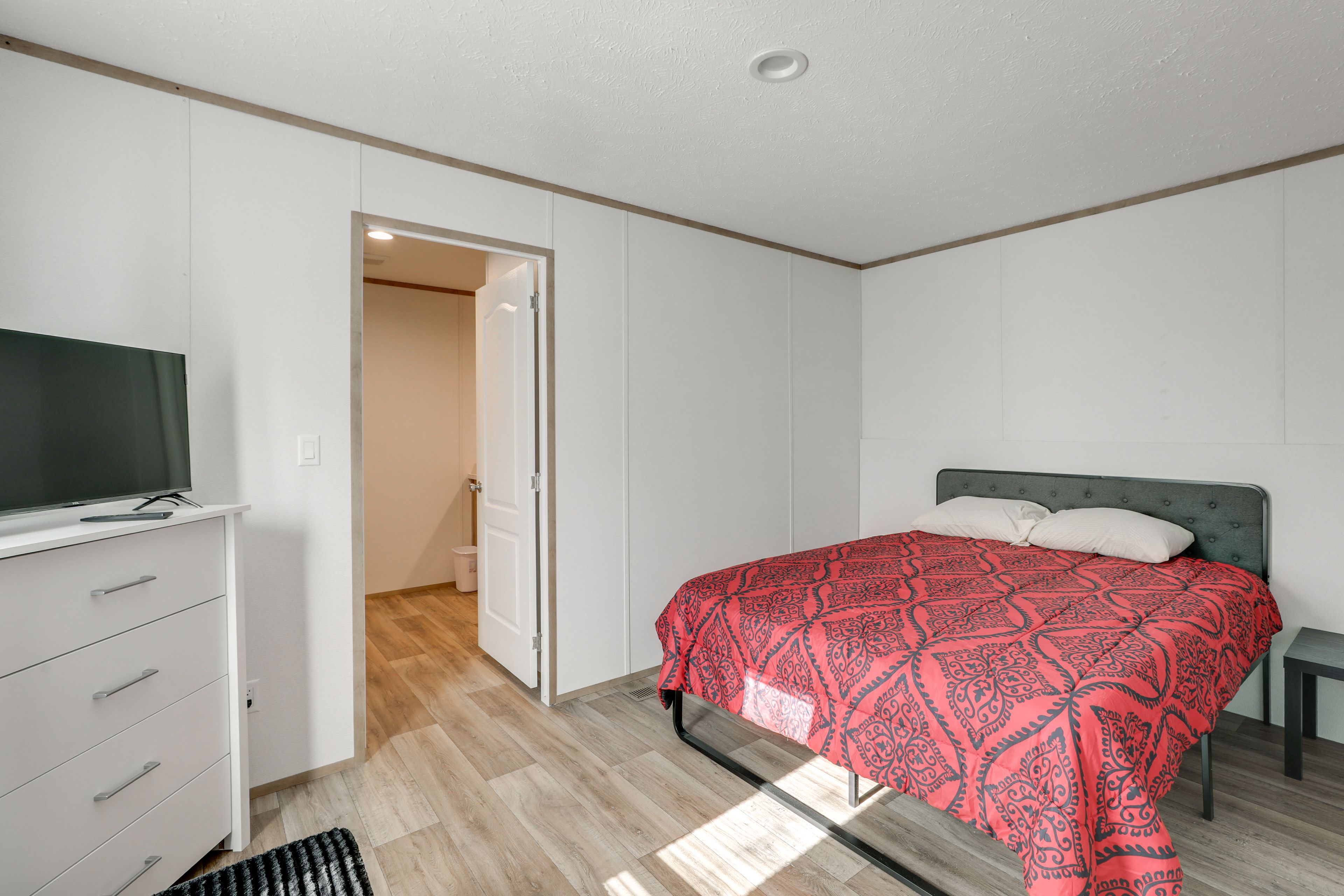 Bedroom 1 | Queen Bed