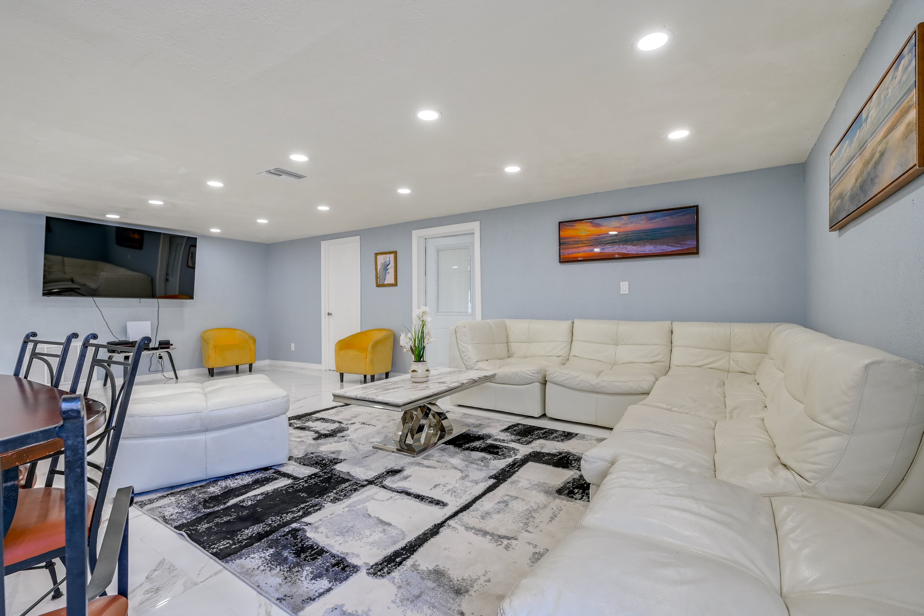 Holiday Vacation Rental | 4BR | 2BA | 1,443 Sq Ft | 1 Step to Enter