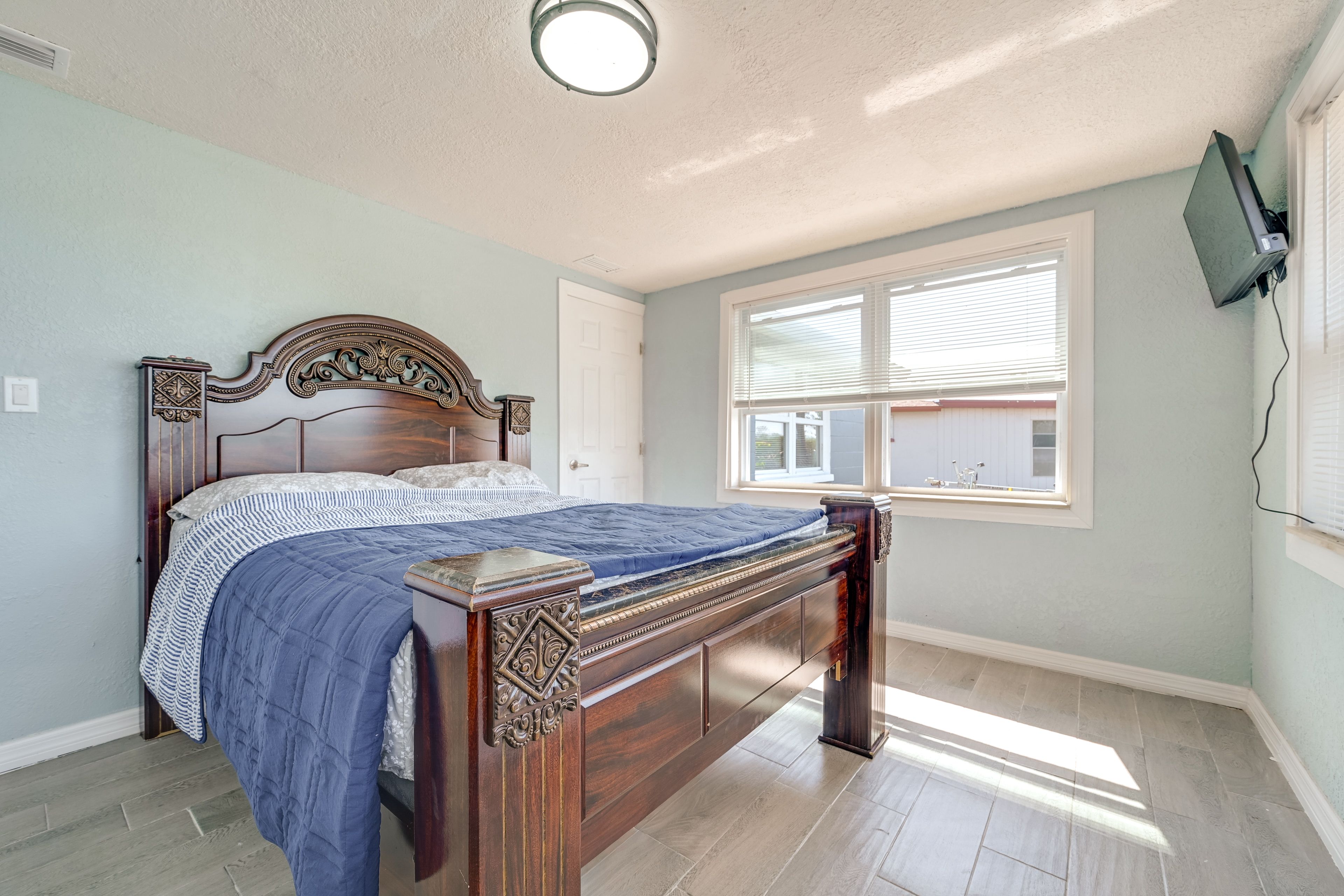 Bedroom 1 | Queen Bed