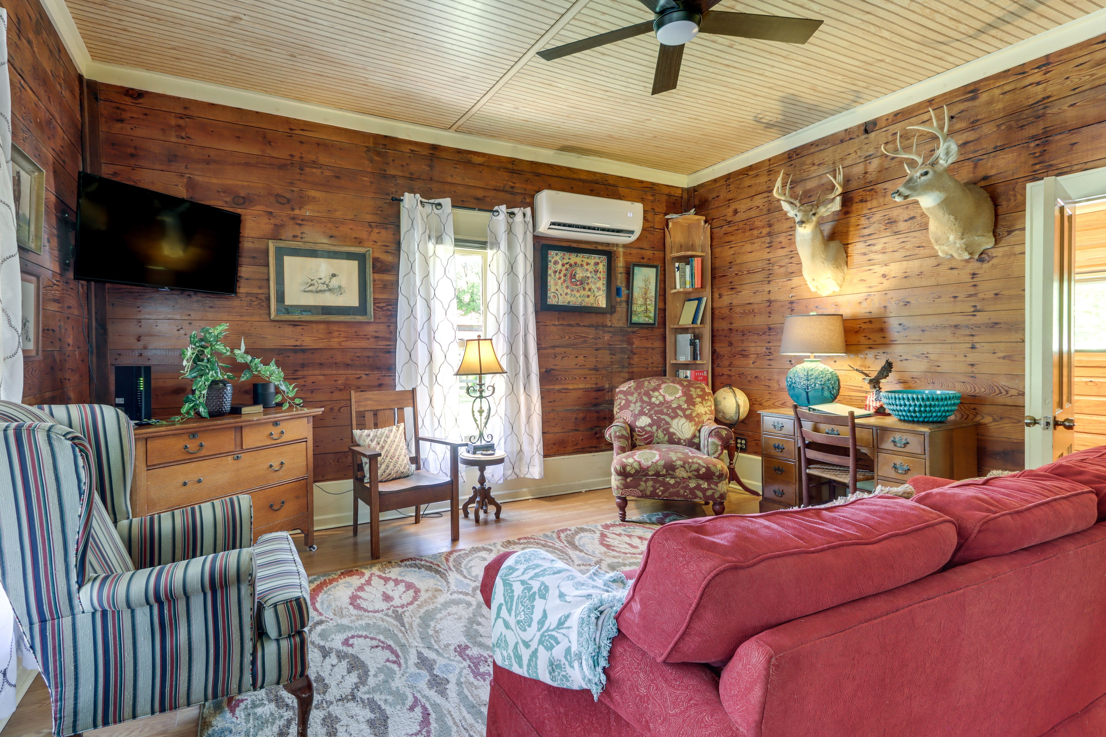 Living Room | Desk| Free WiFi