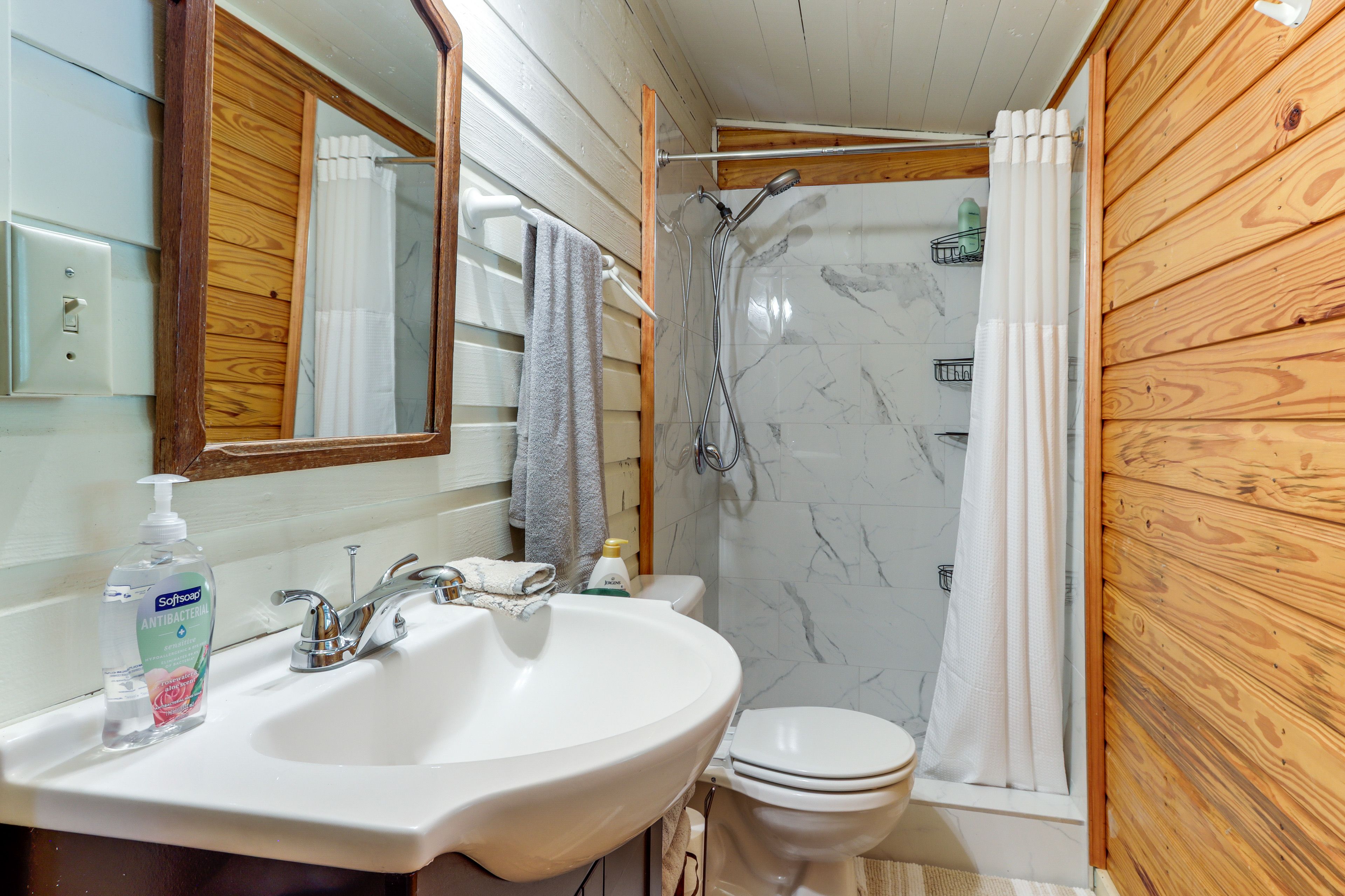 Full Bathroom | Towels & Linens Provided