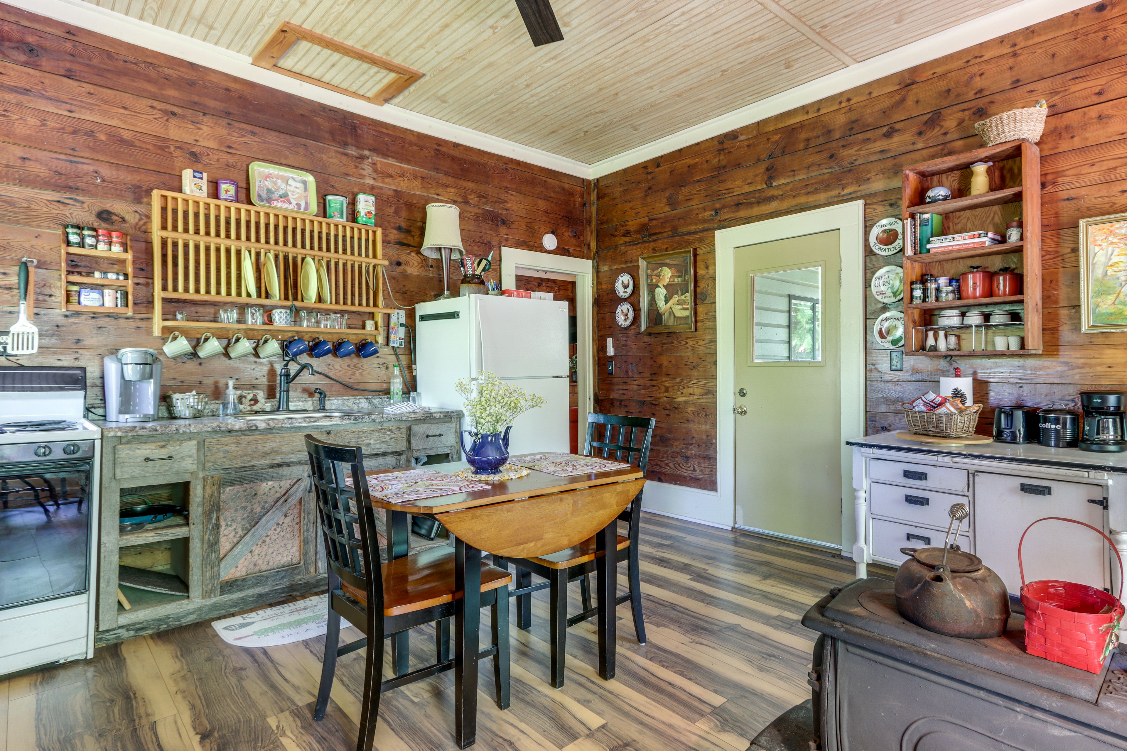 Kitchen & Dining Area | Single-Story Home