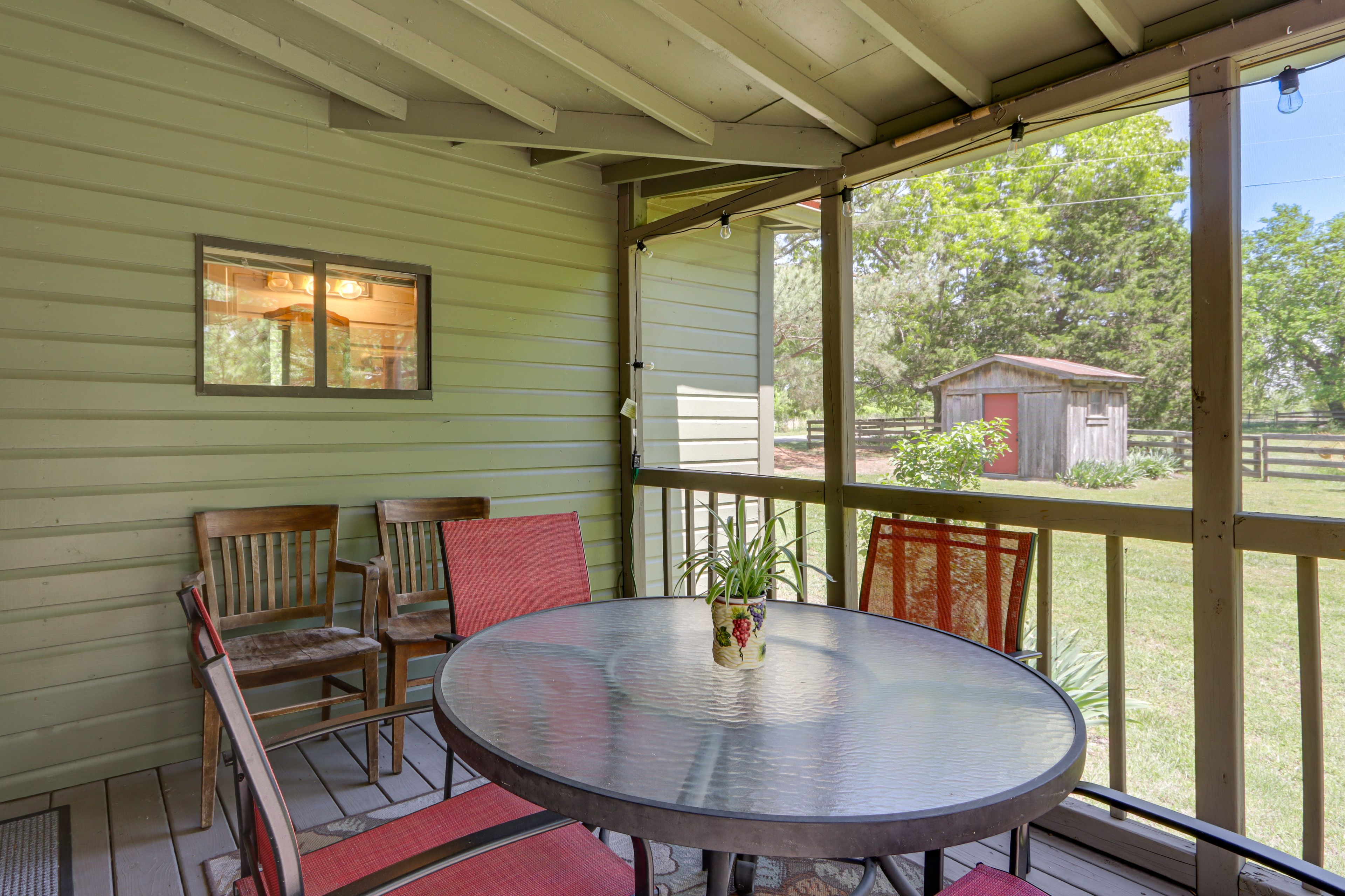 Screened Porch | Dining Area