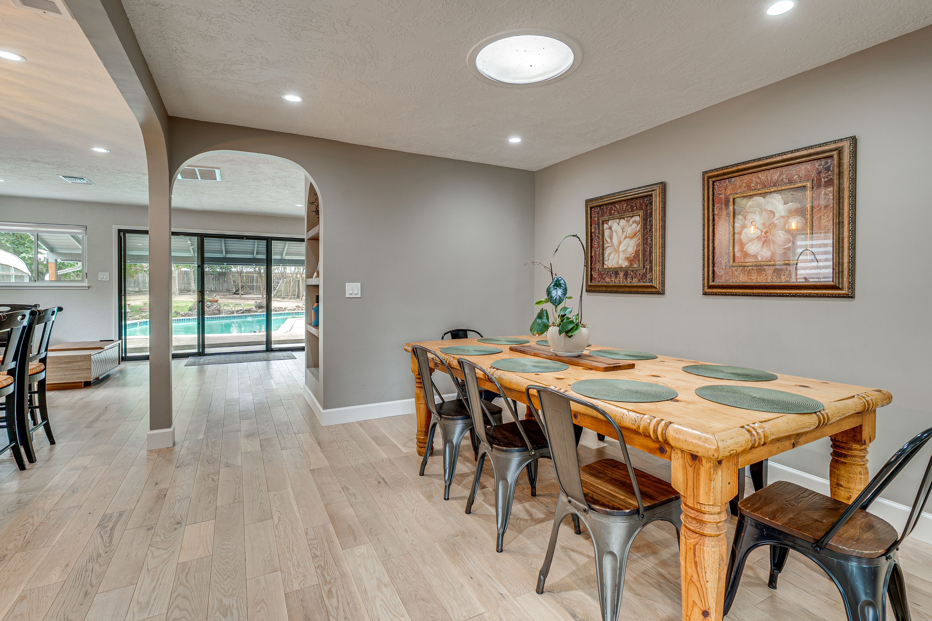 Dining Area | Dishes & Flatware Provided