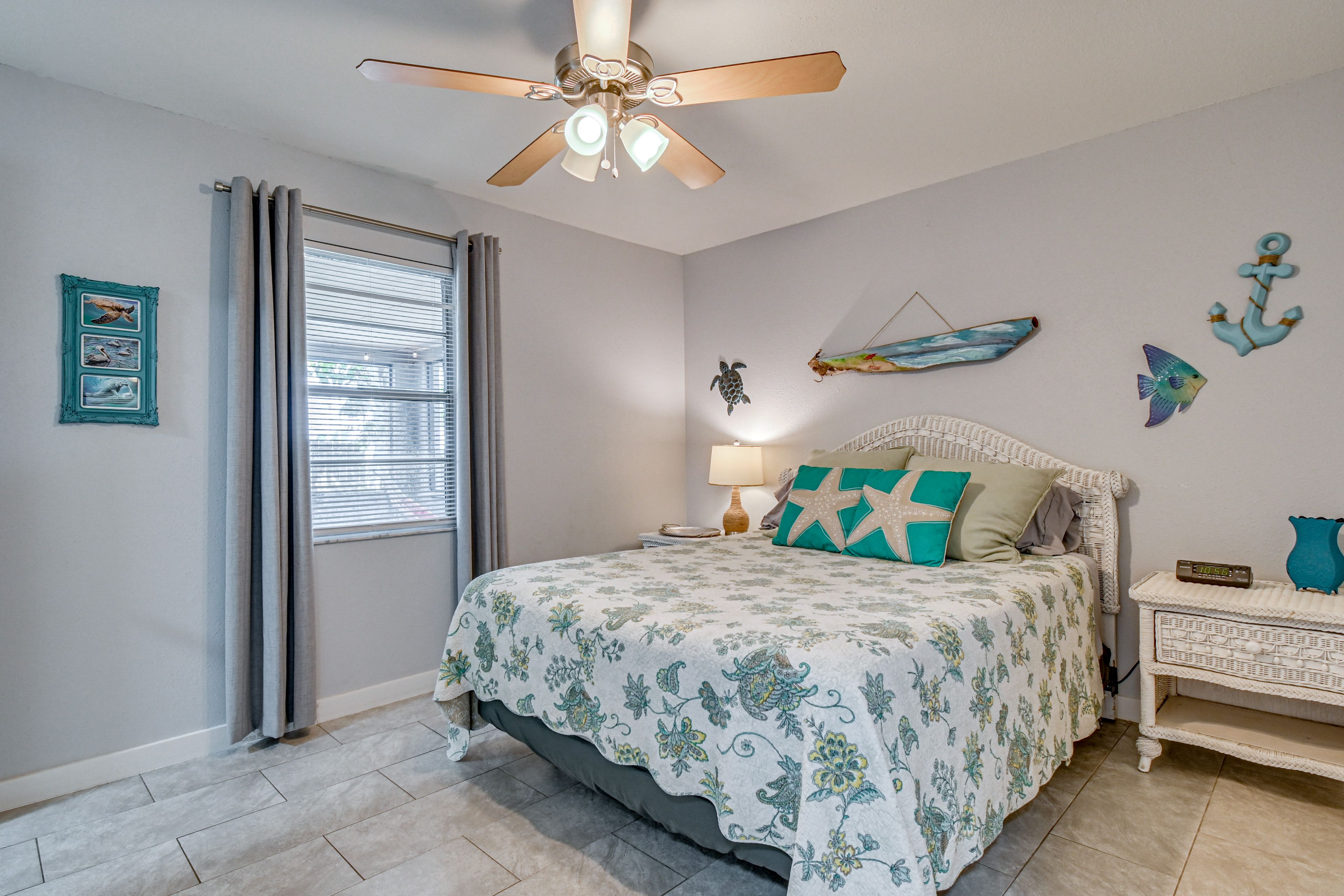 Bedroom 1 | Queen Bed