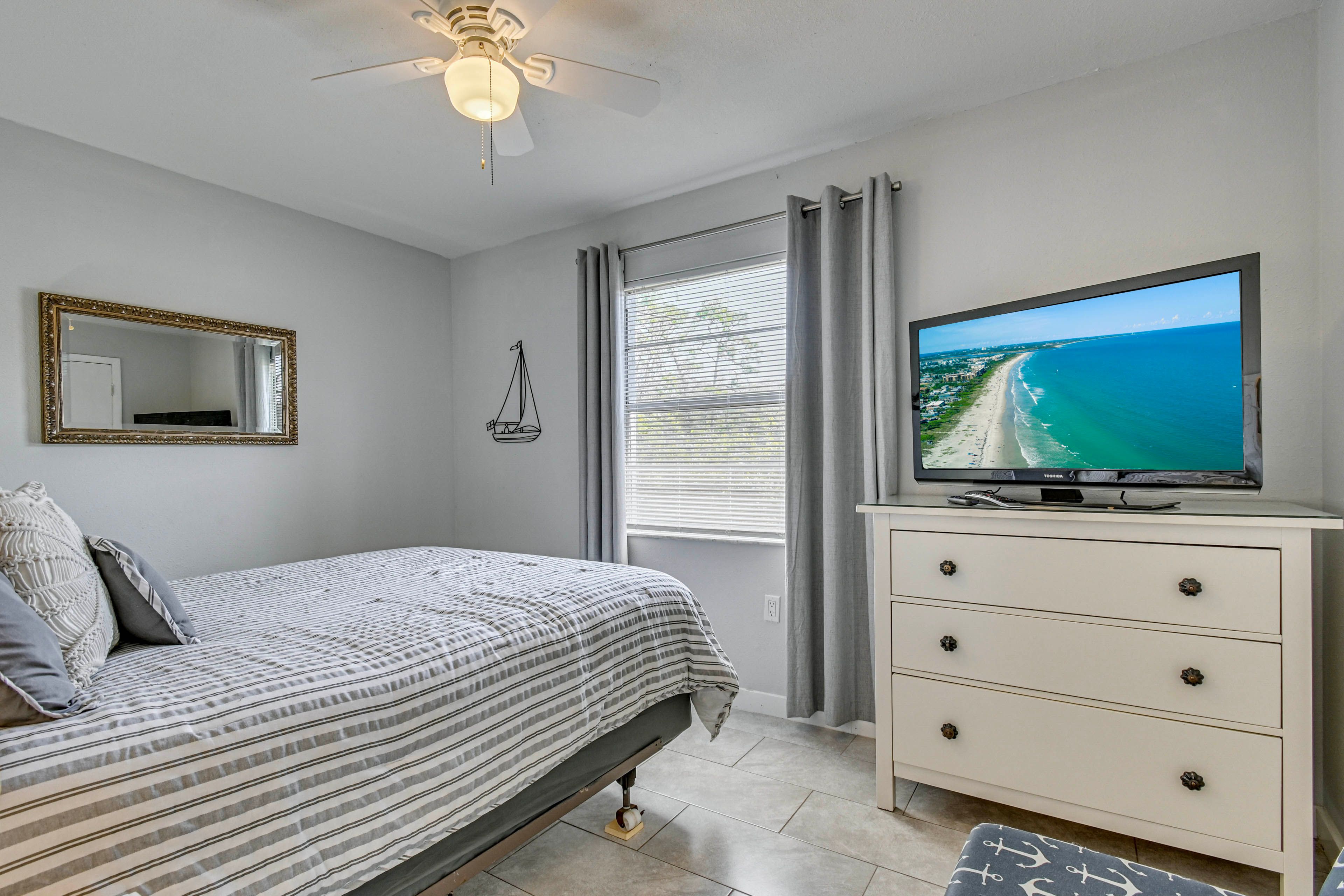 Bedroom 3 | Queen Bed