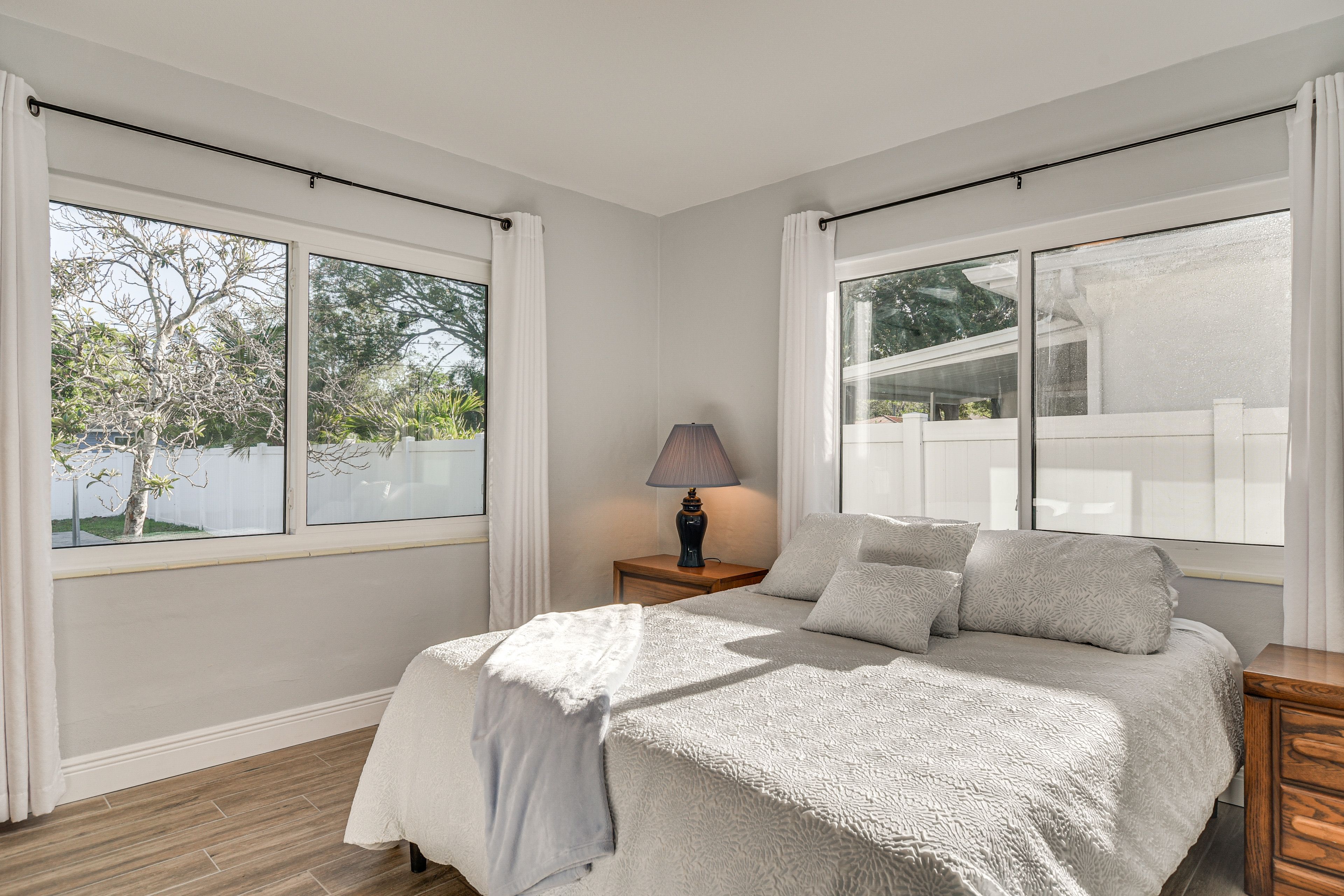 Bedroom 1 | Queen Bed