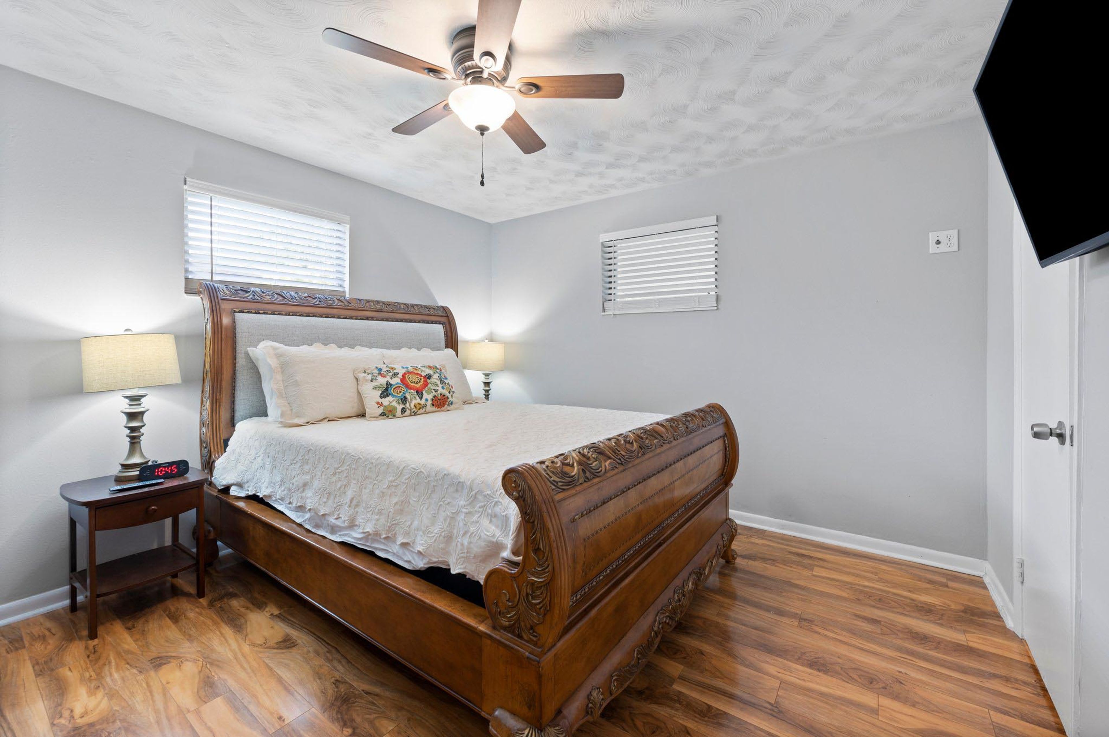 Bedroom 1 | Queen Bed