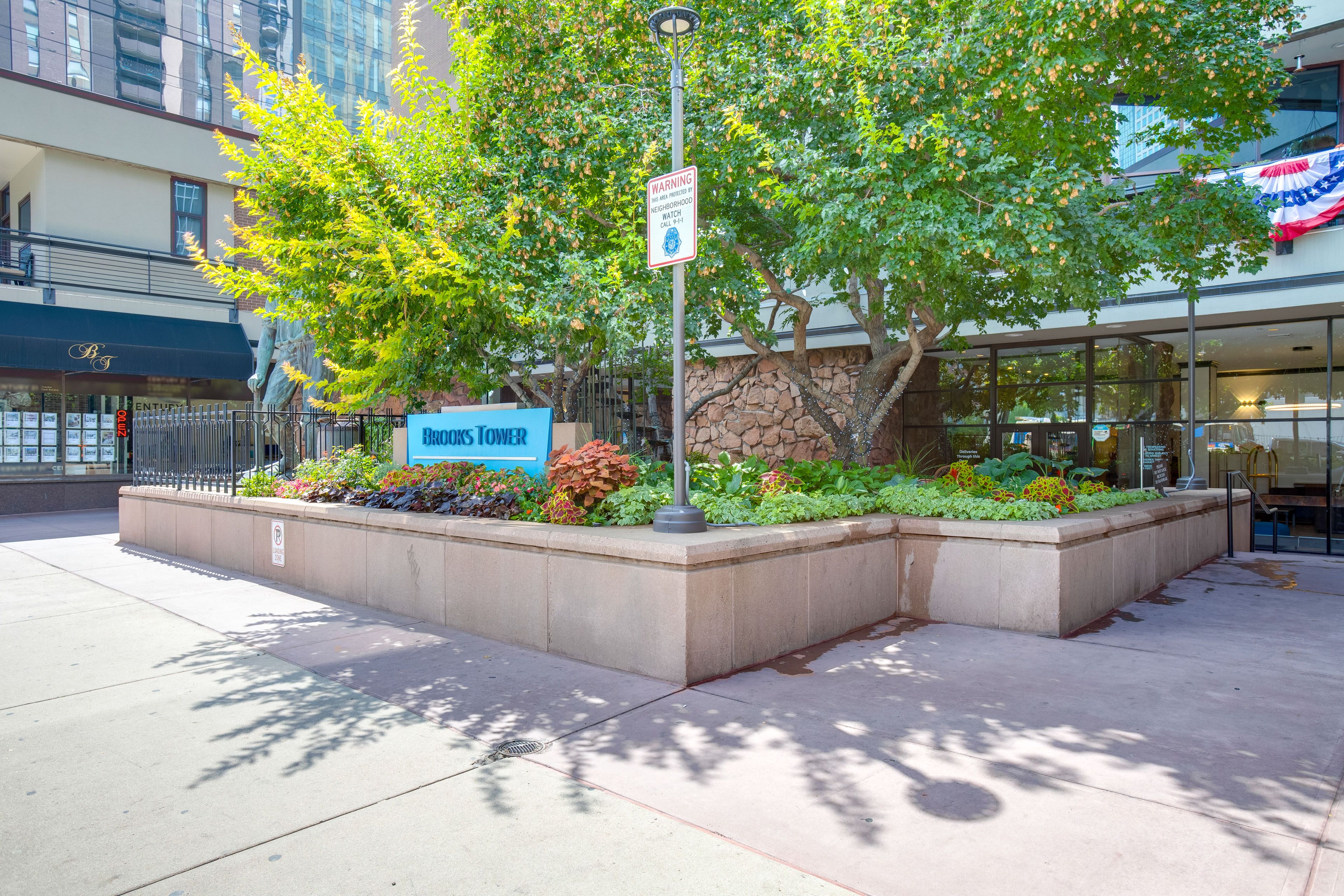 No On-Site Parking | Paid Lots Nearby