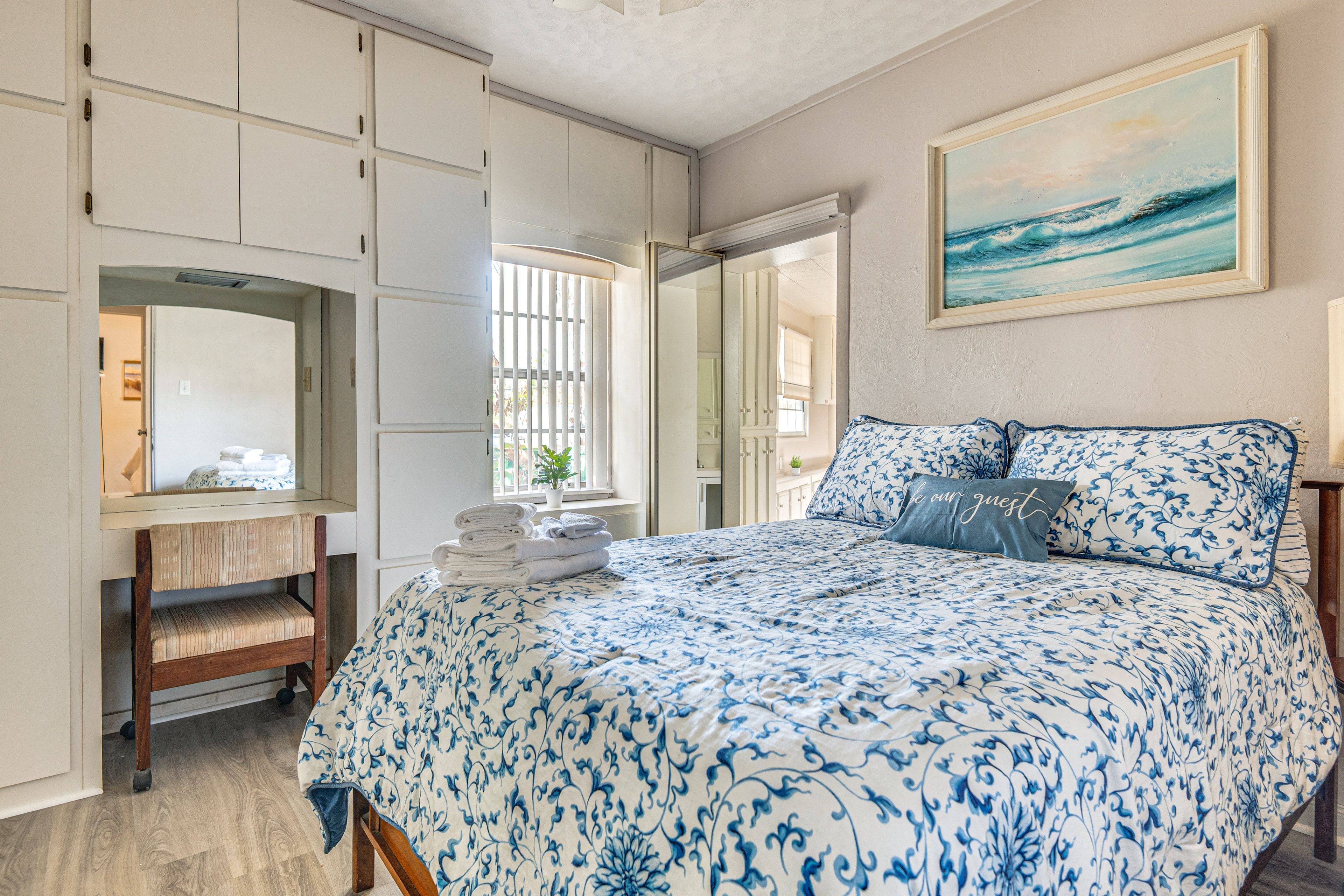 Bedroom 1 | Queen Bed