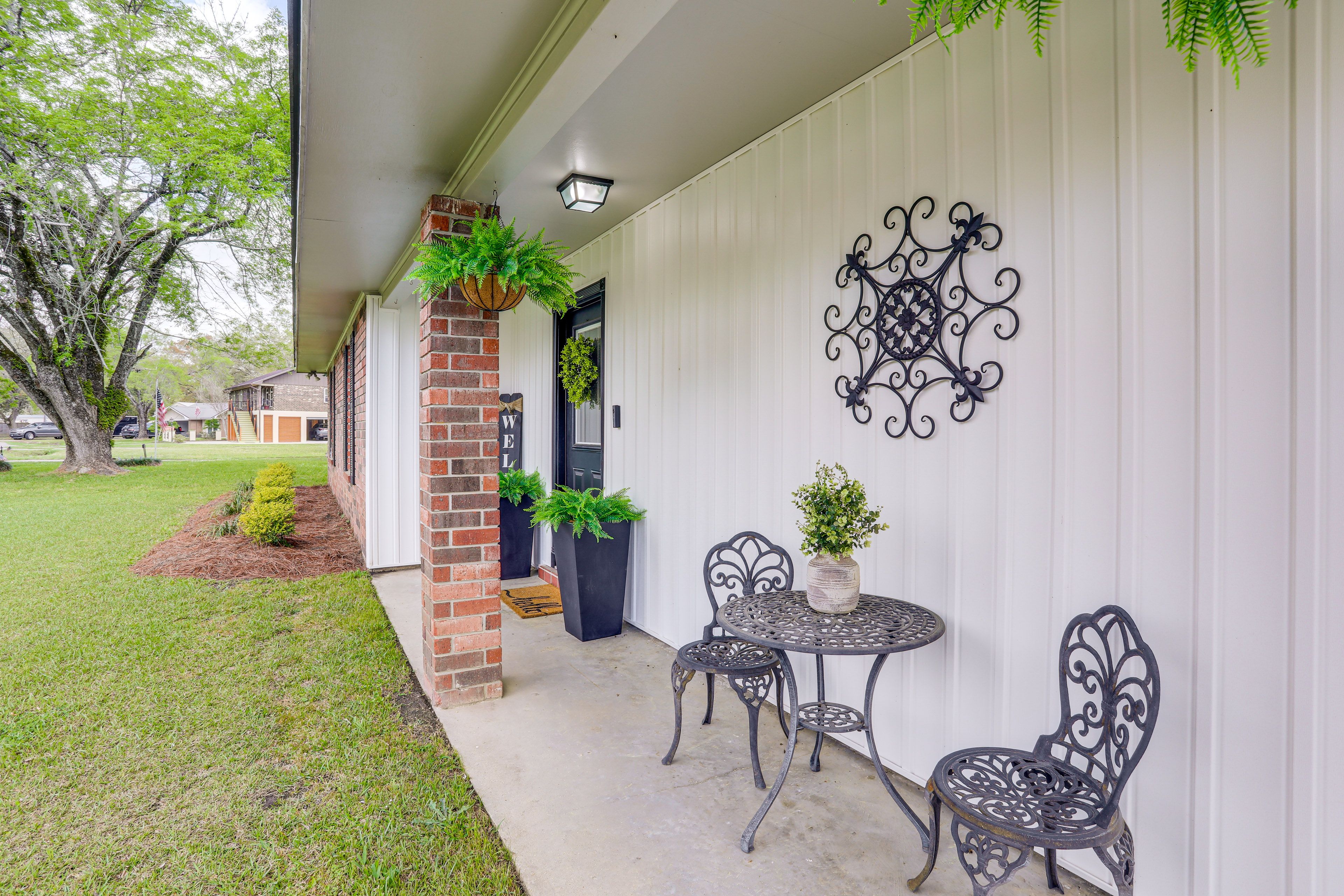 Front Porch | Dining Area