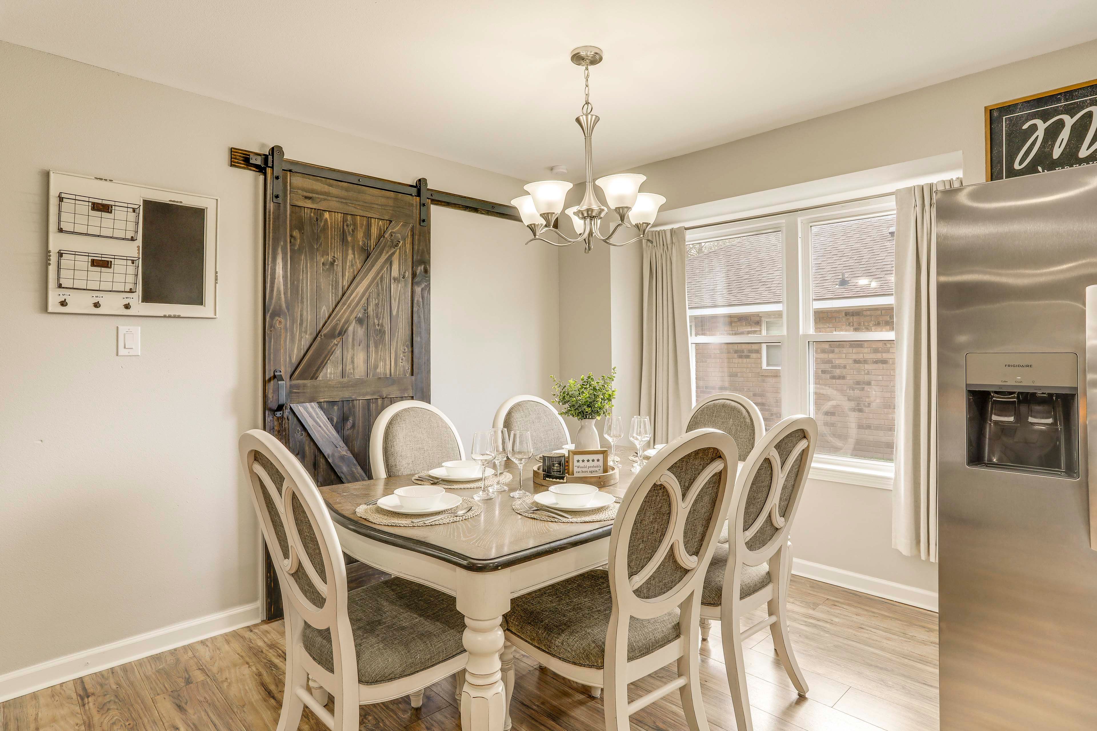 Dining Area | Dishes & Flatware Provided