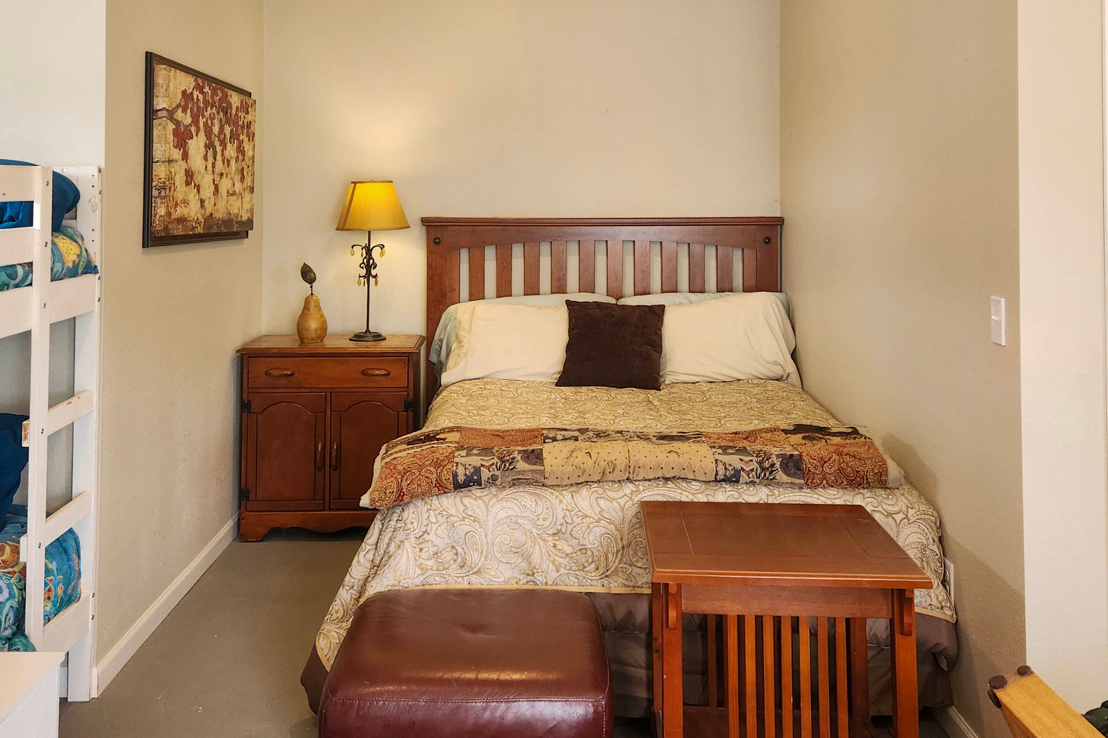 Studio | Queen Bed
