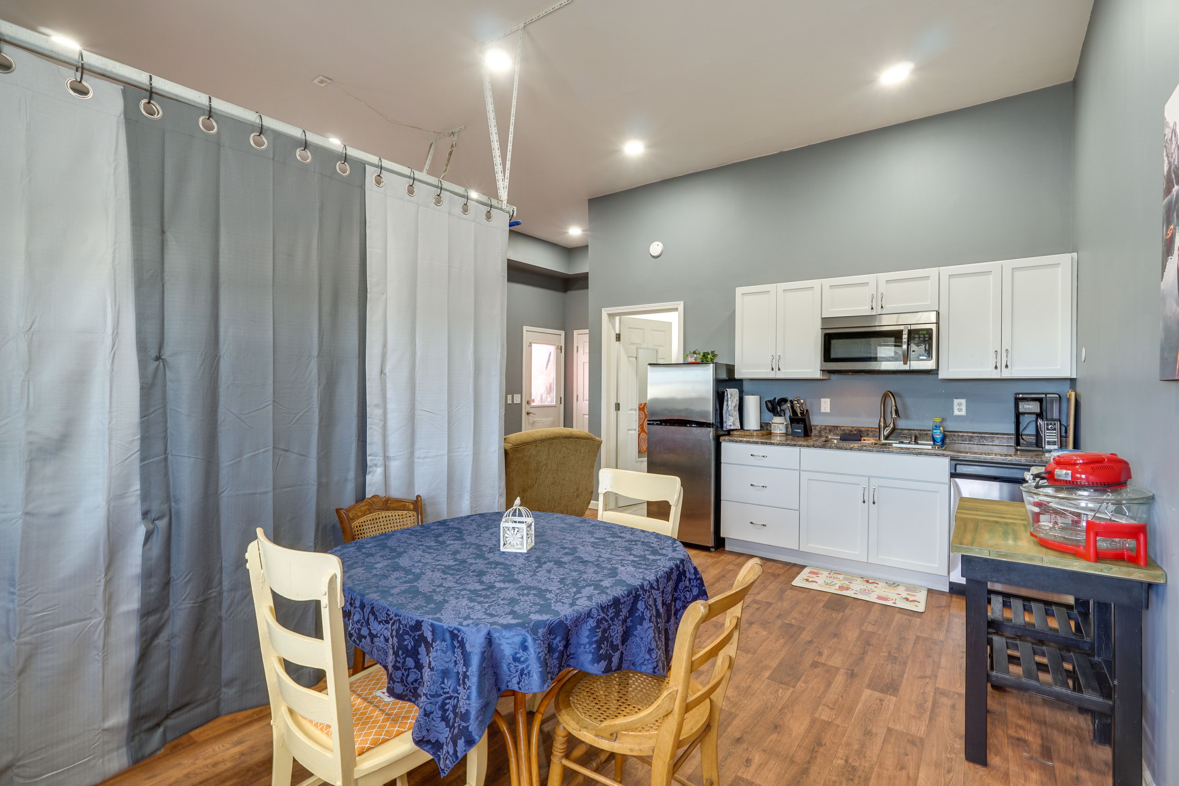 Dining Area | Dishware/Flatware Provided