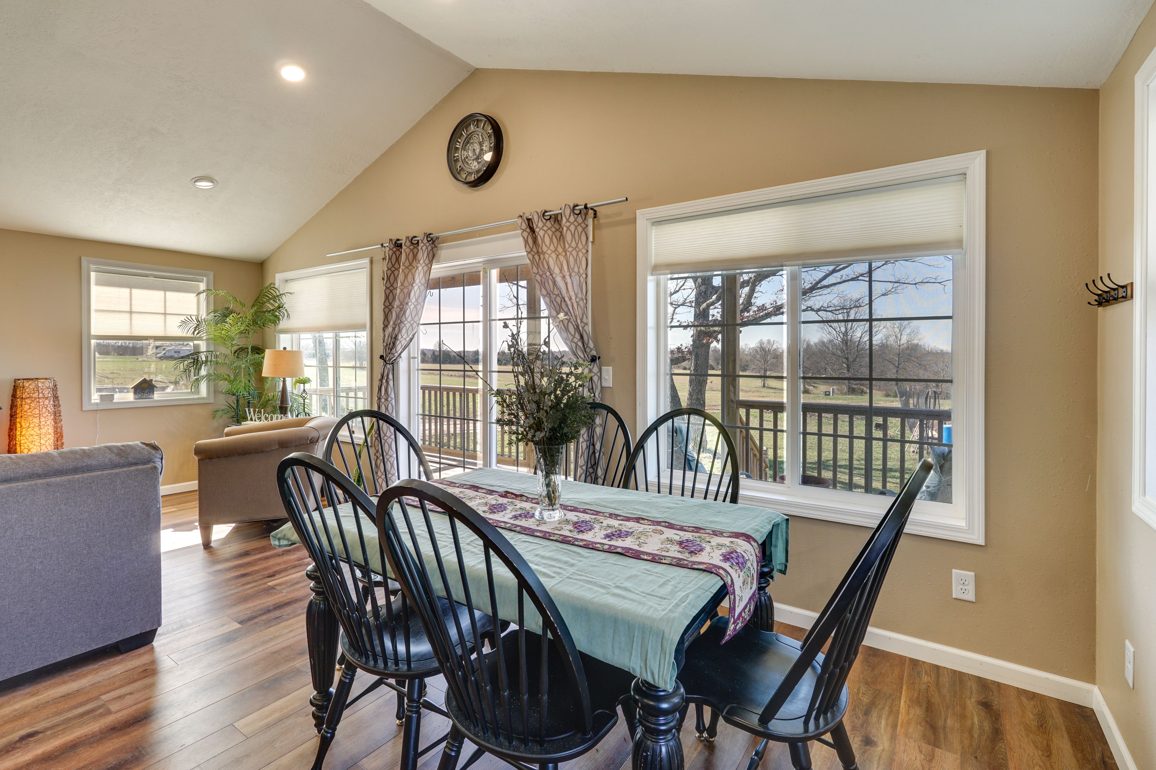 Dining Area | Dishware/Flatware Provided