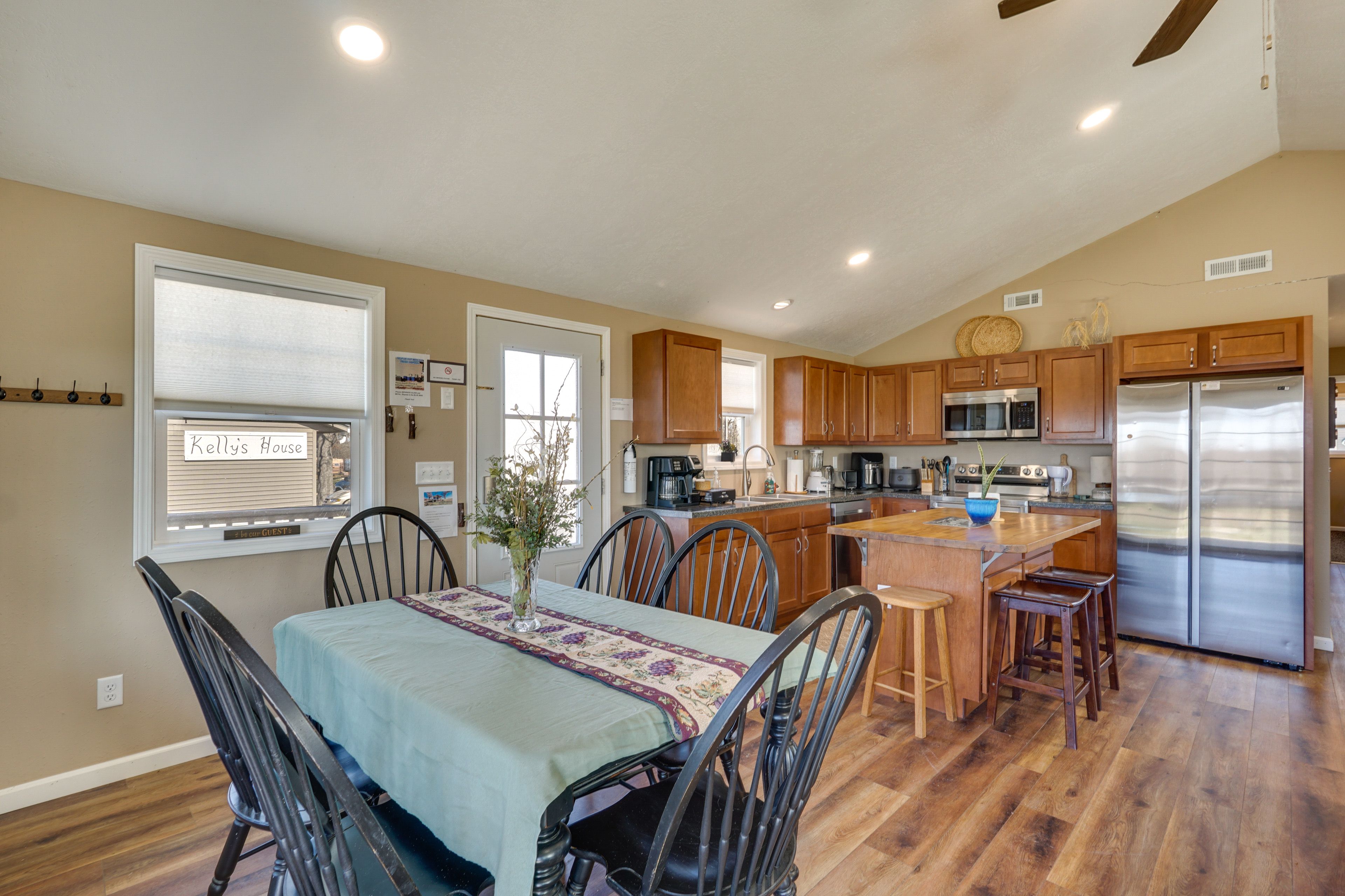 Kitchen | Dining Table