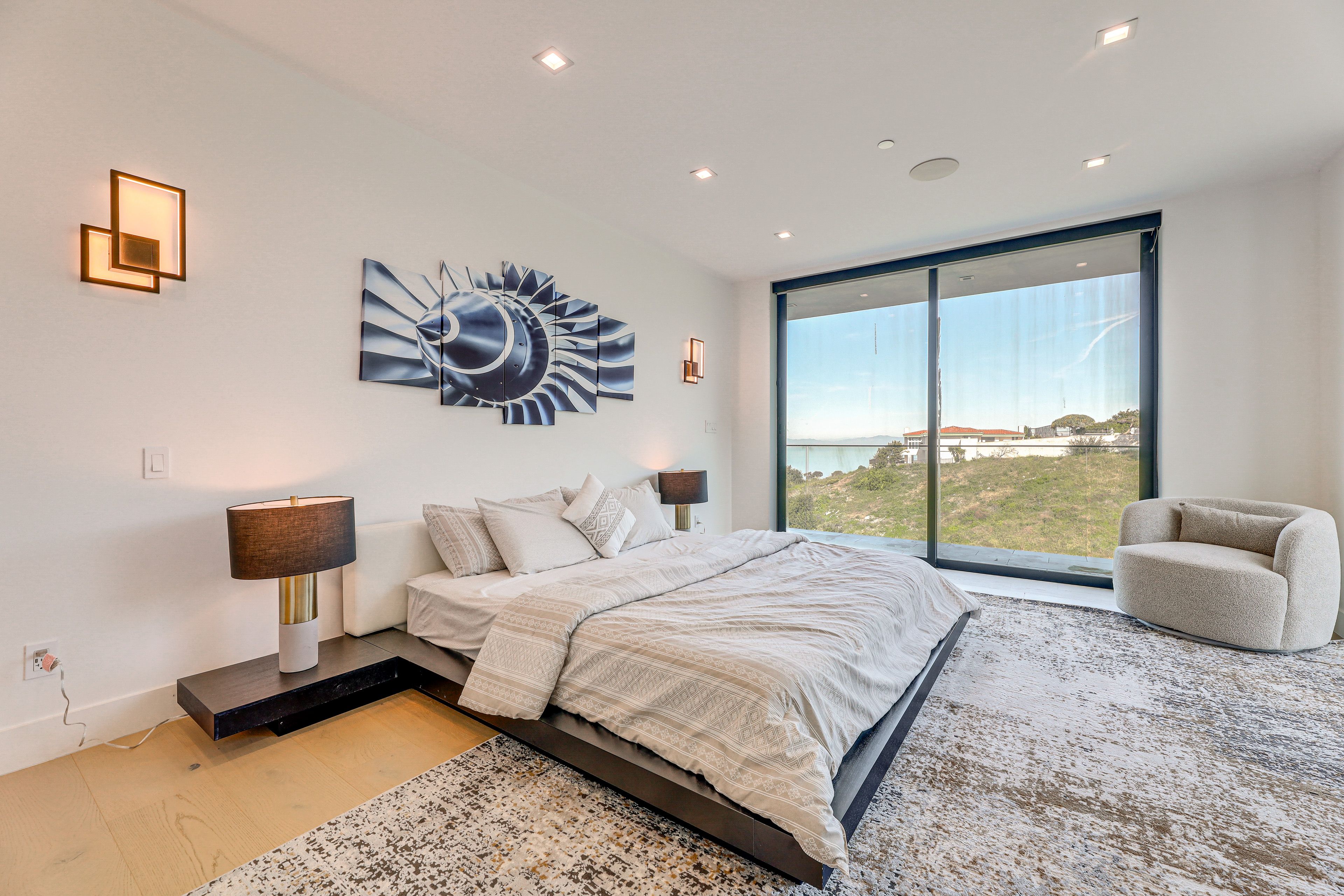 Bedroom 2 | King Bed | Middle Floor