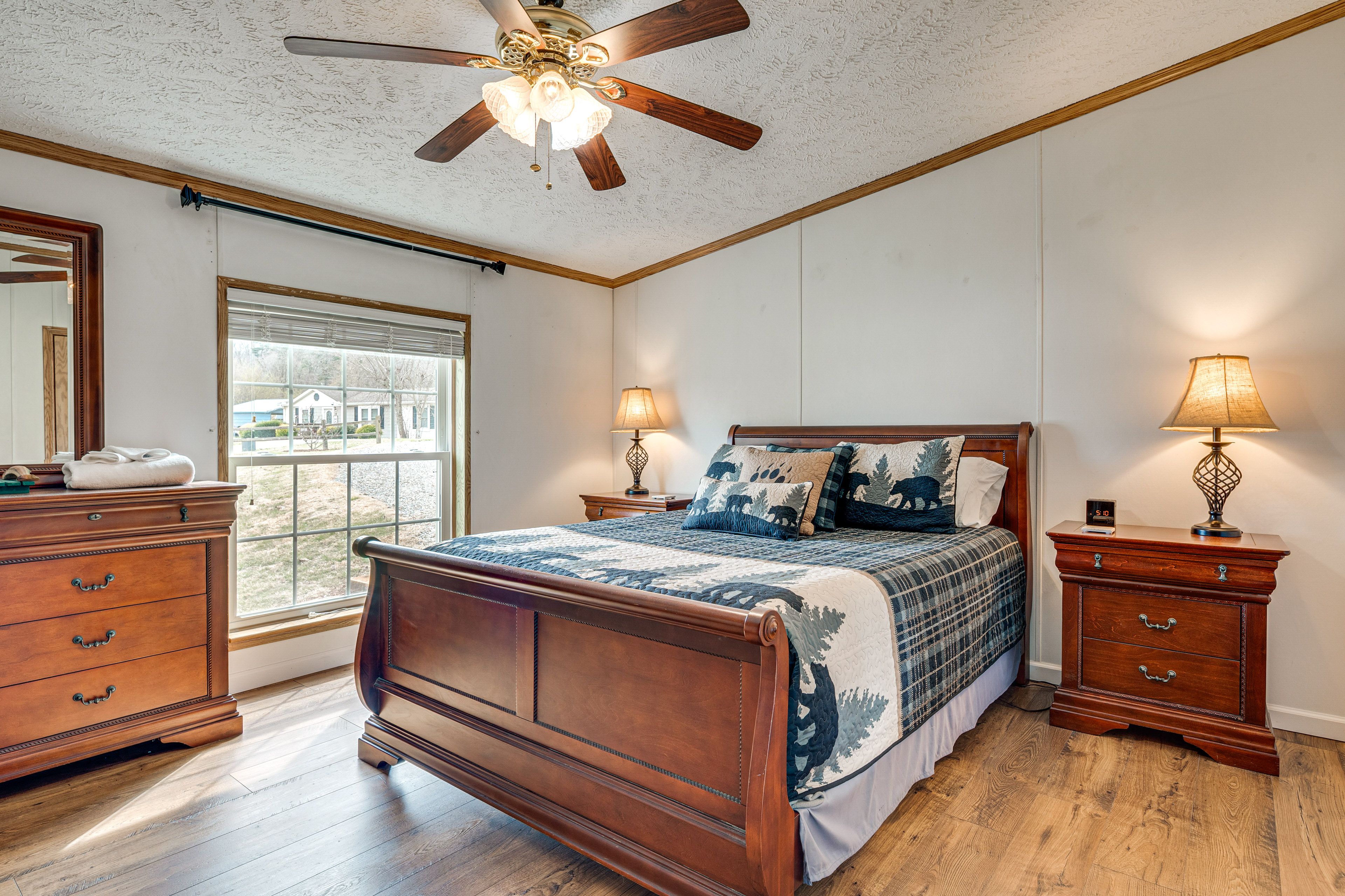 Bedroom 1 | Queen Bed