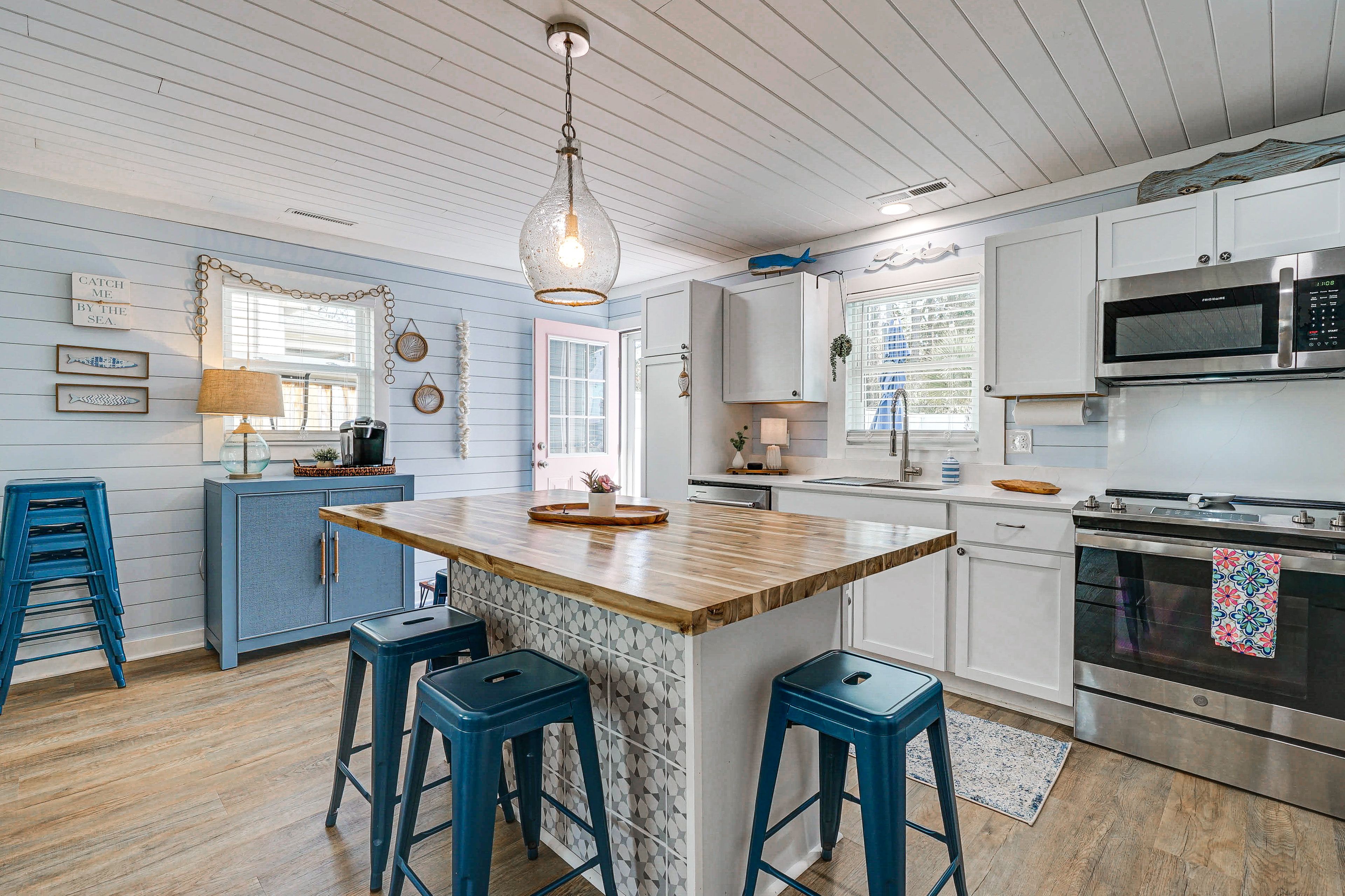 Kitchen & Dining Area