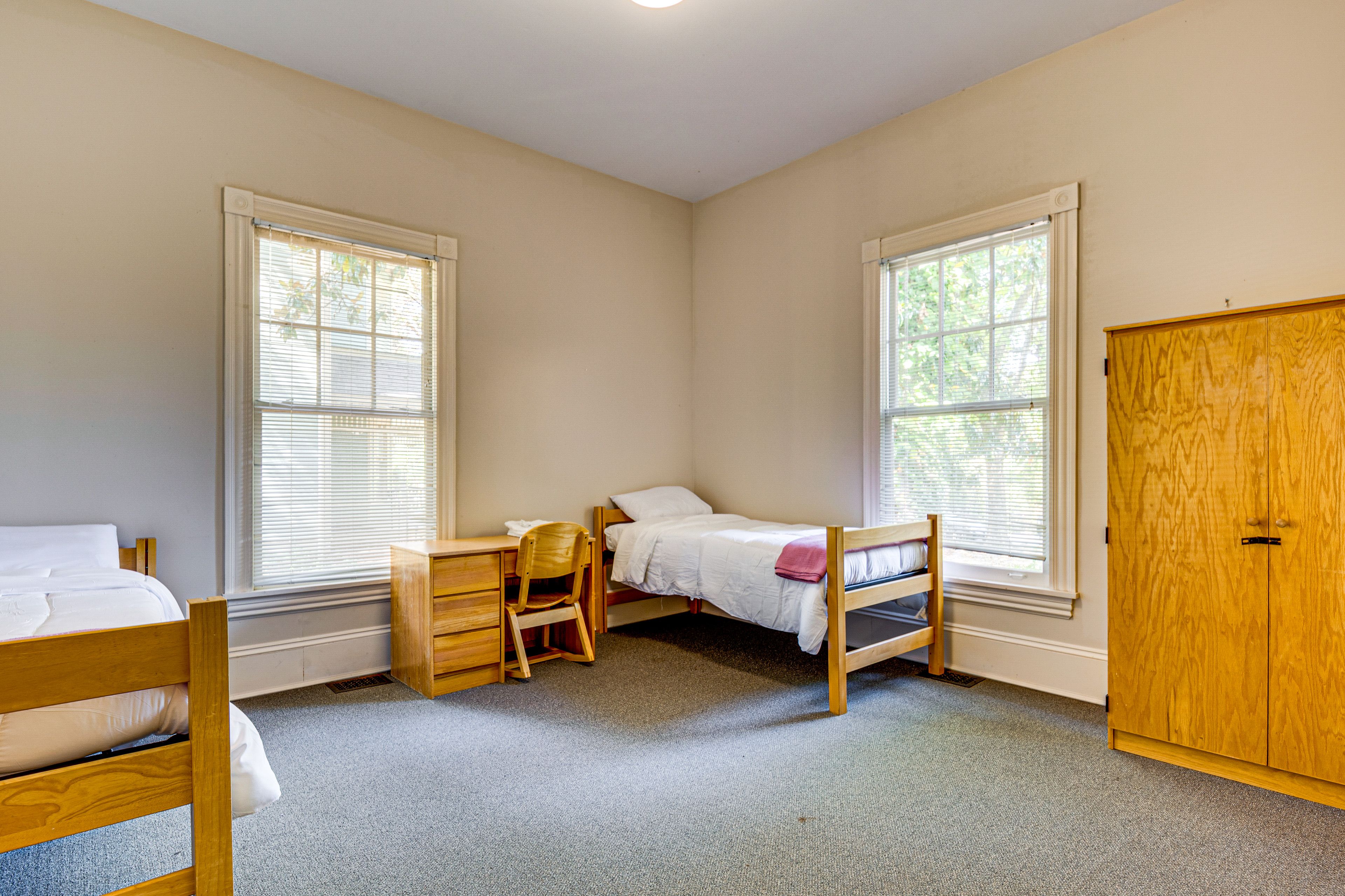 Bedroom | 2 Twin Beds | Desk