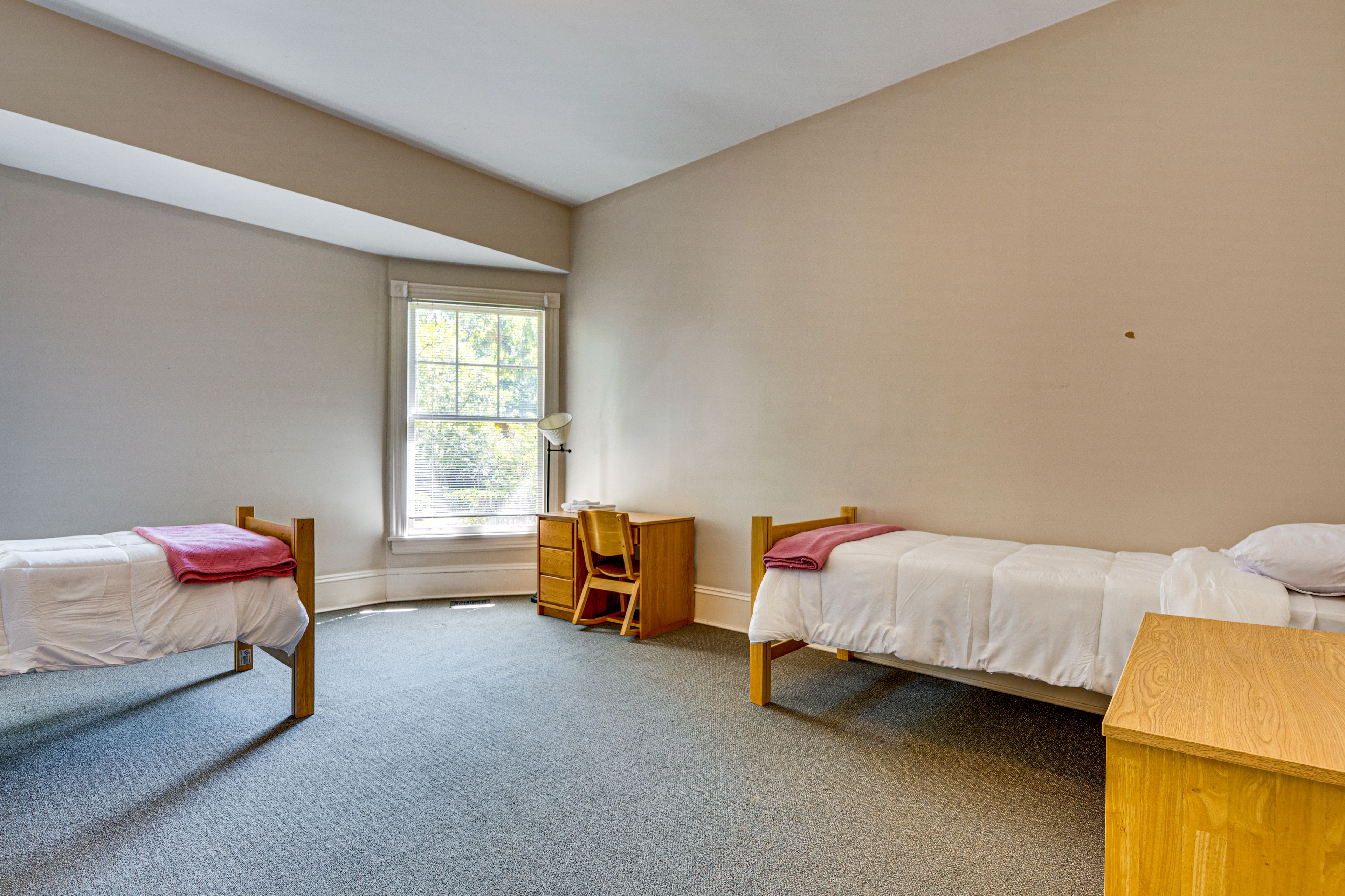 Bedroom | 2 Twin Beds | Desk