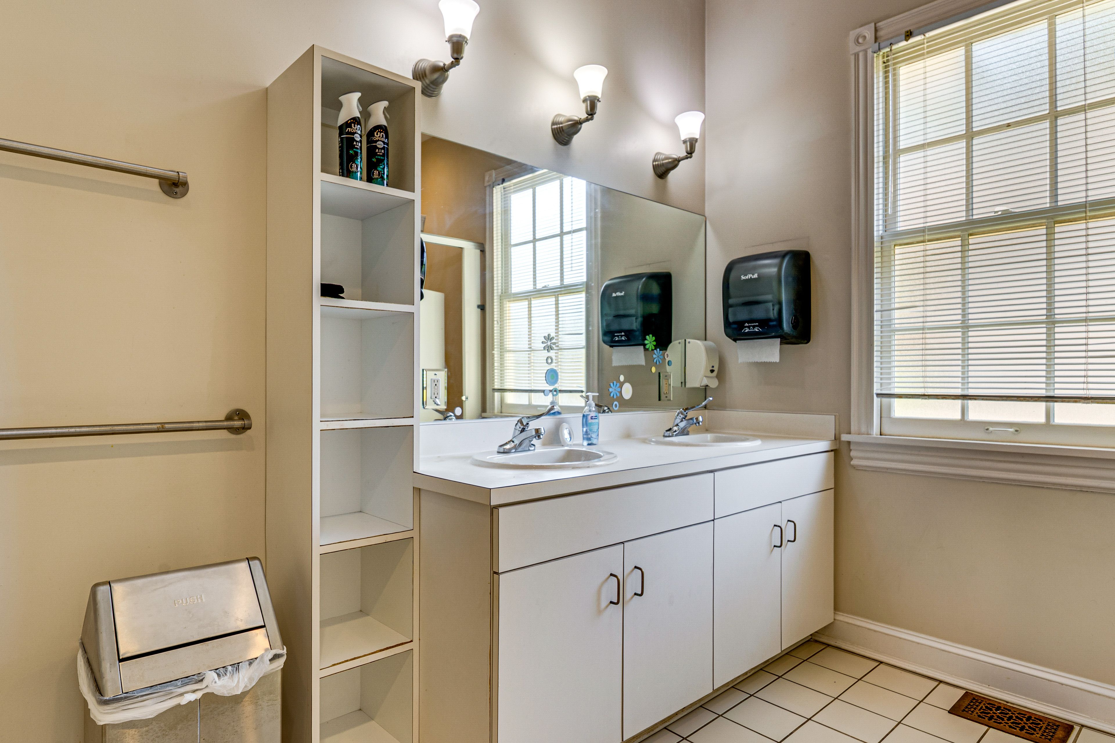 Half Bathroom (5 Stalls)