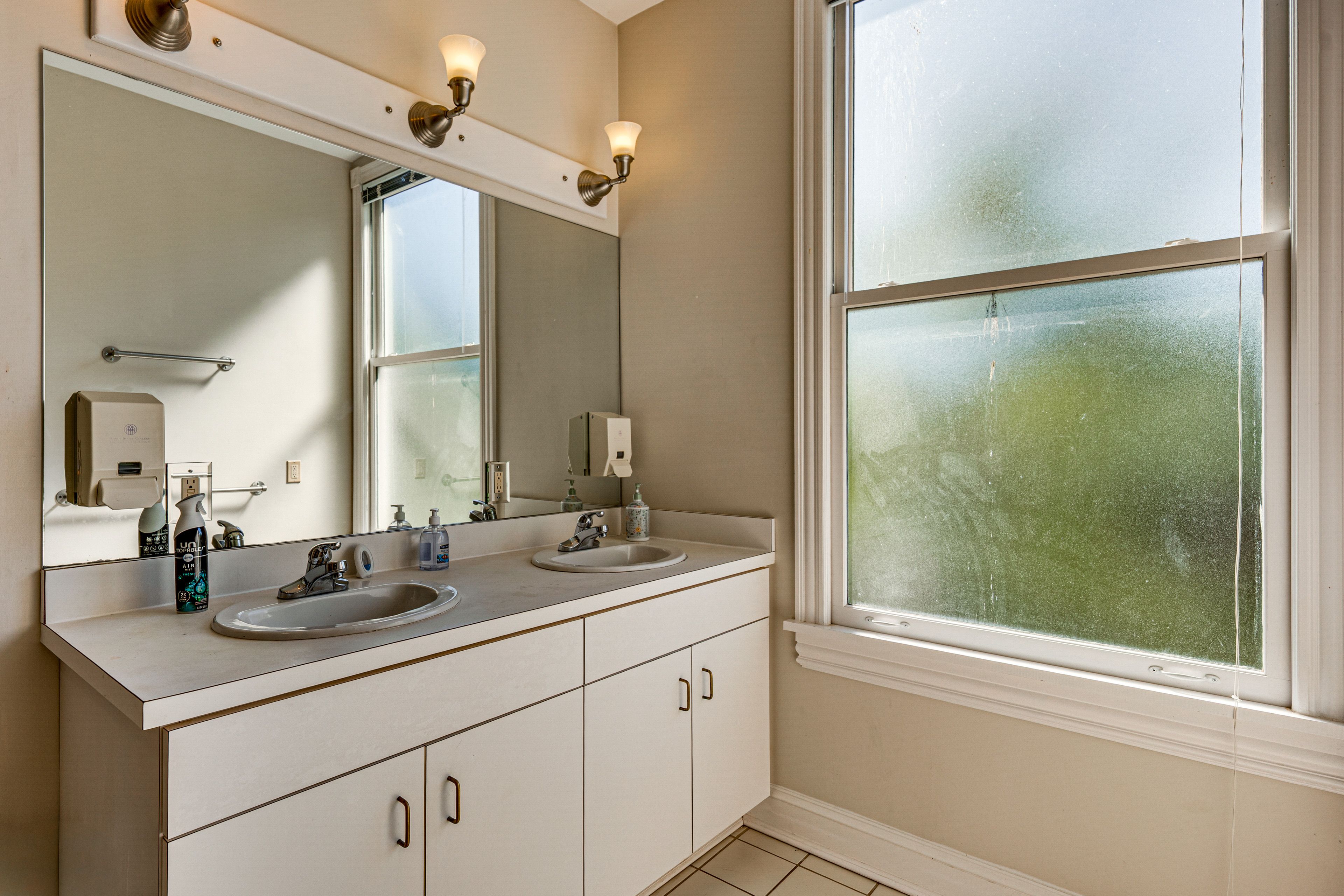 Full Bathroom | 2 Showers