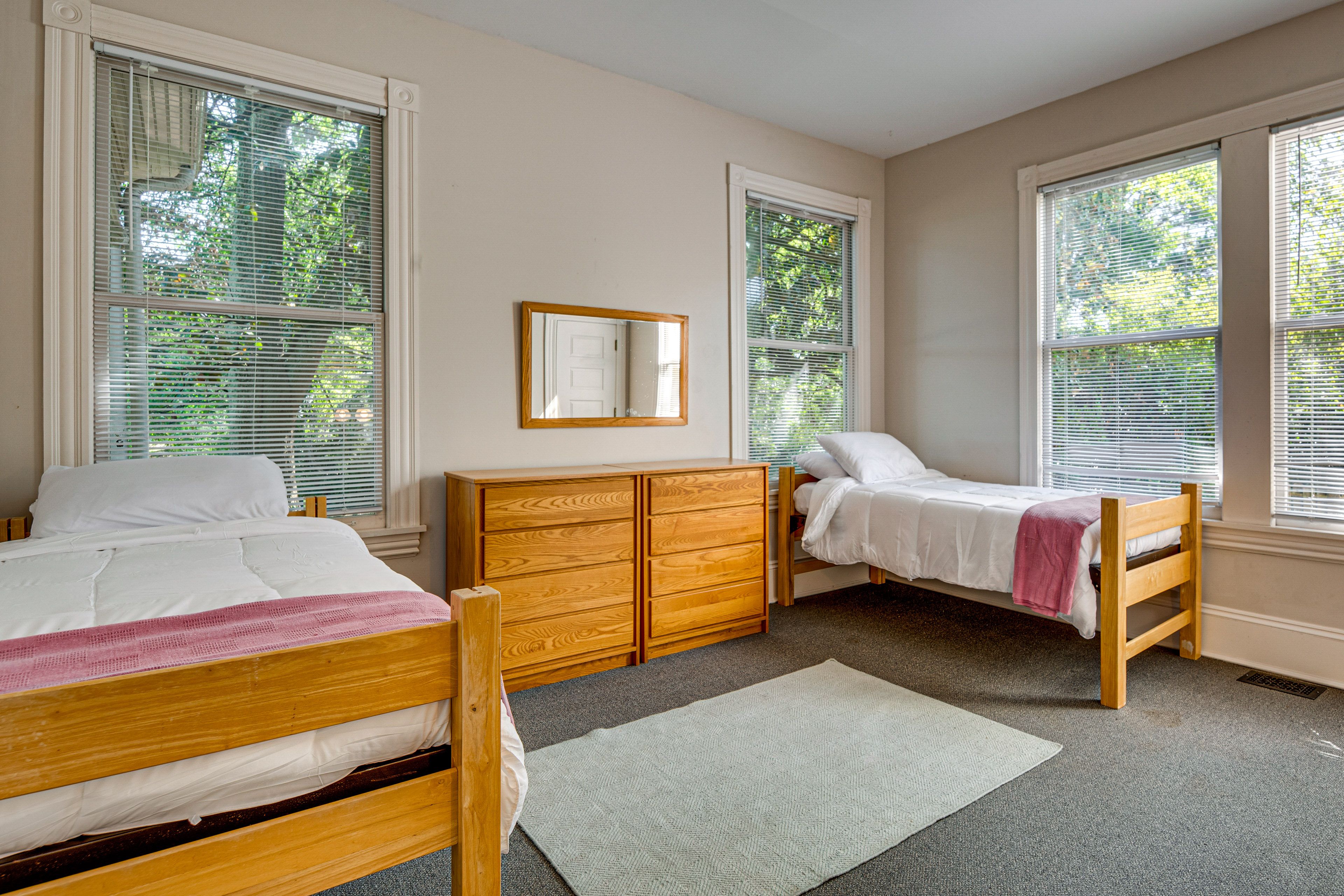Bedroom | 2 Twin Beds | Desk