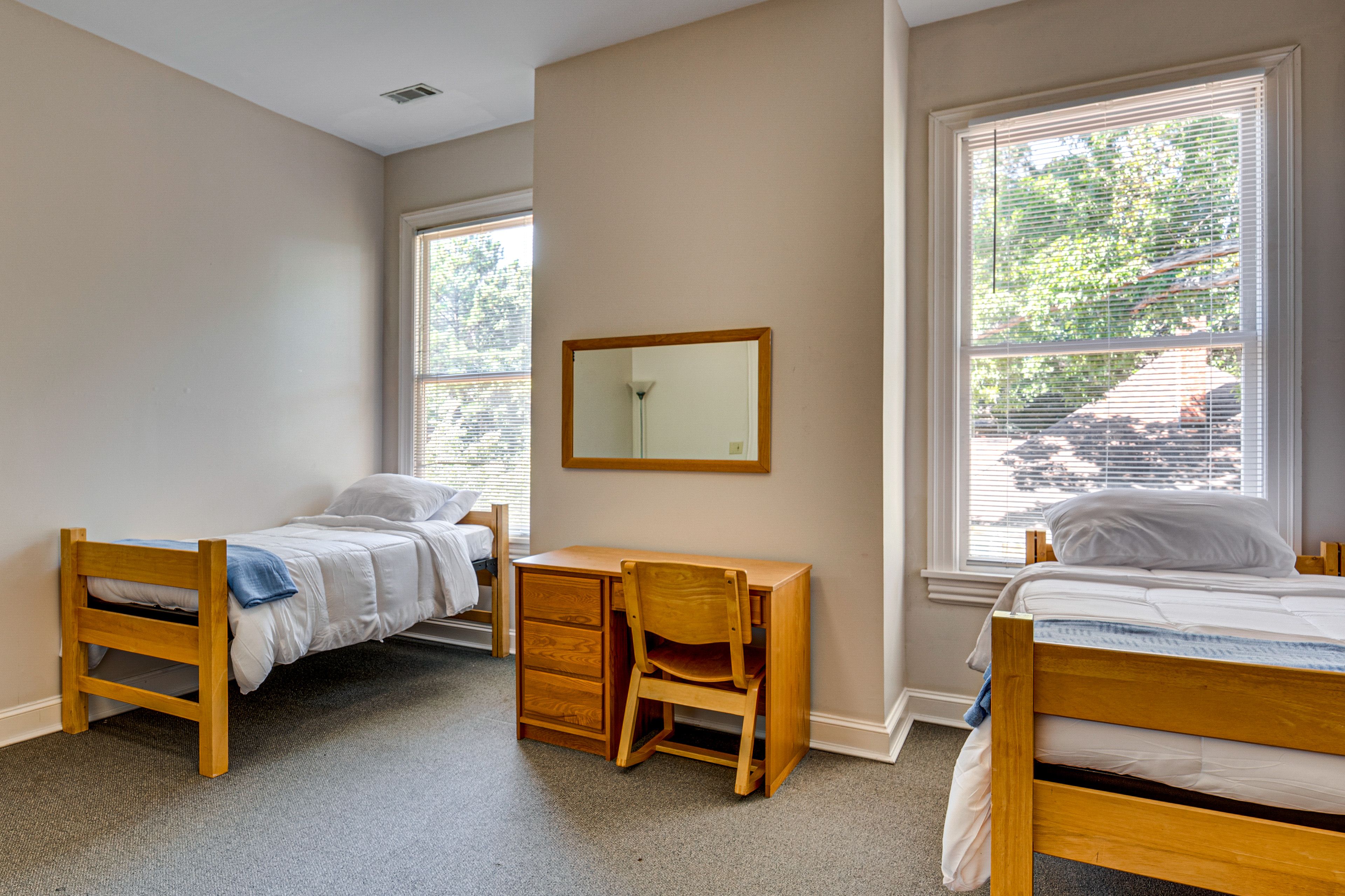 Bedroom | 2 Twin Beds | Desk