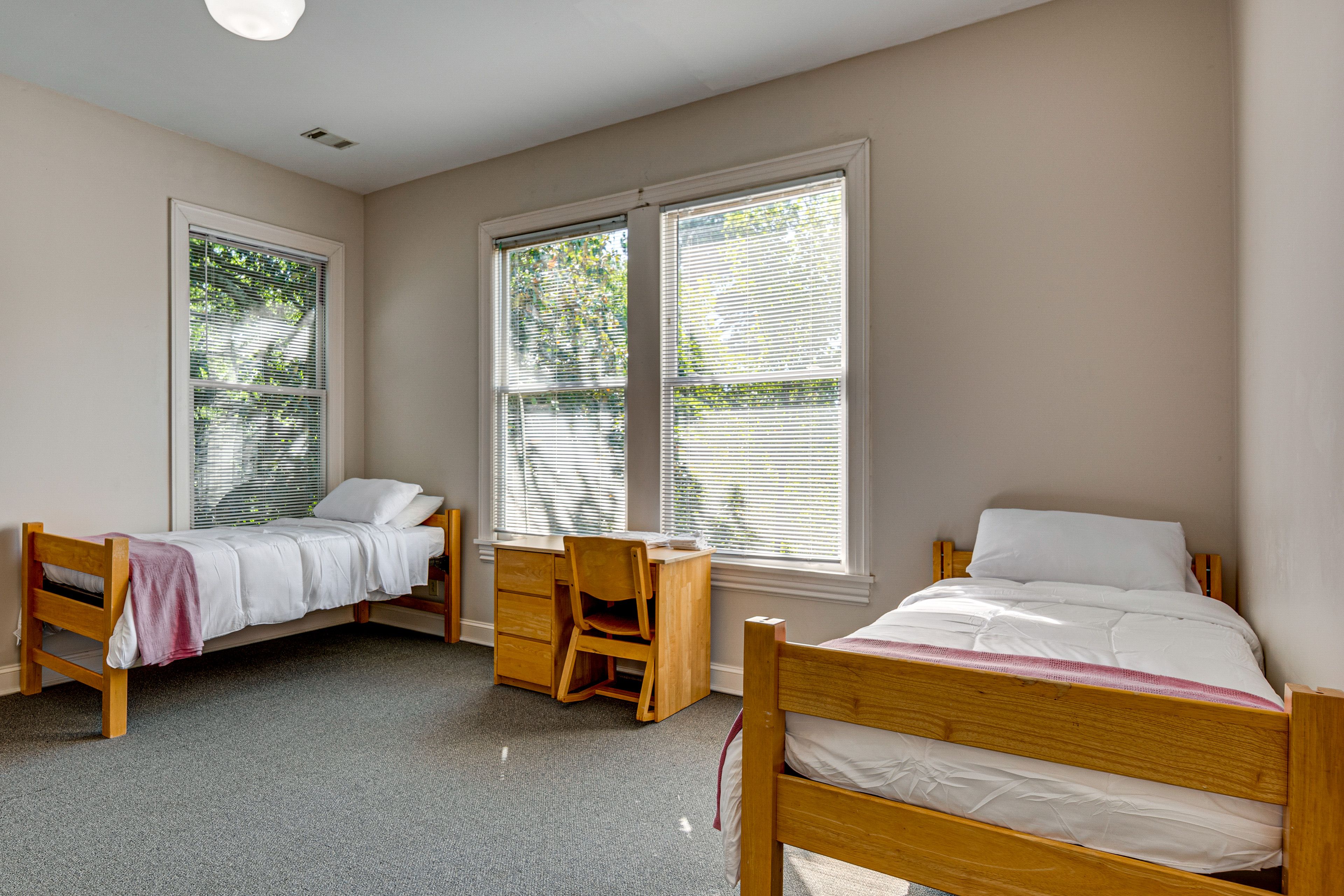 Bedroom | 2 Twin Beds | Desk