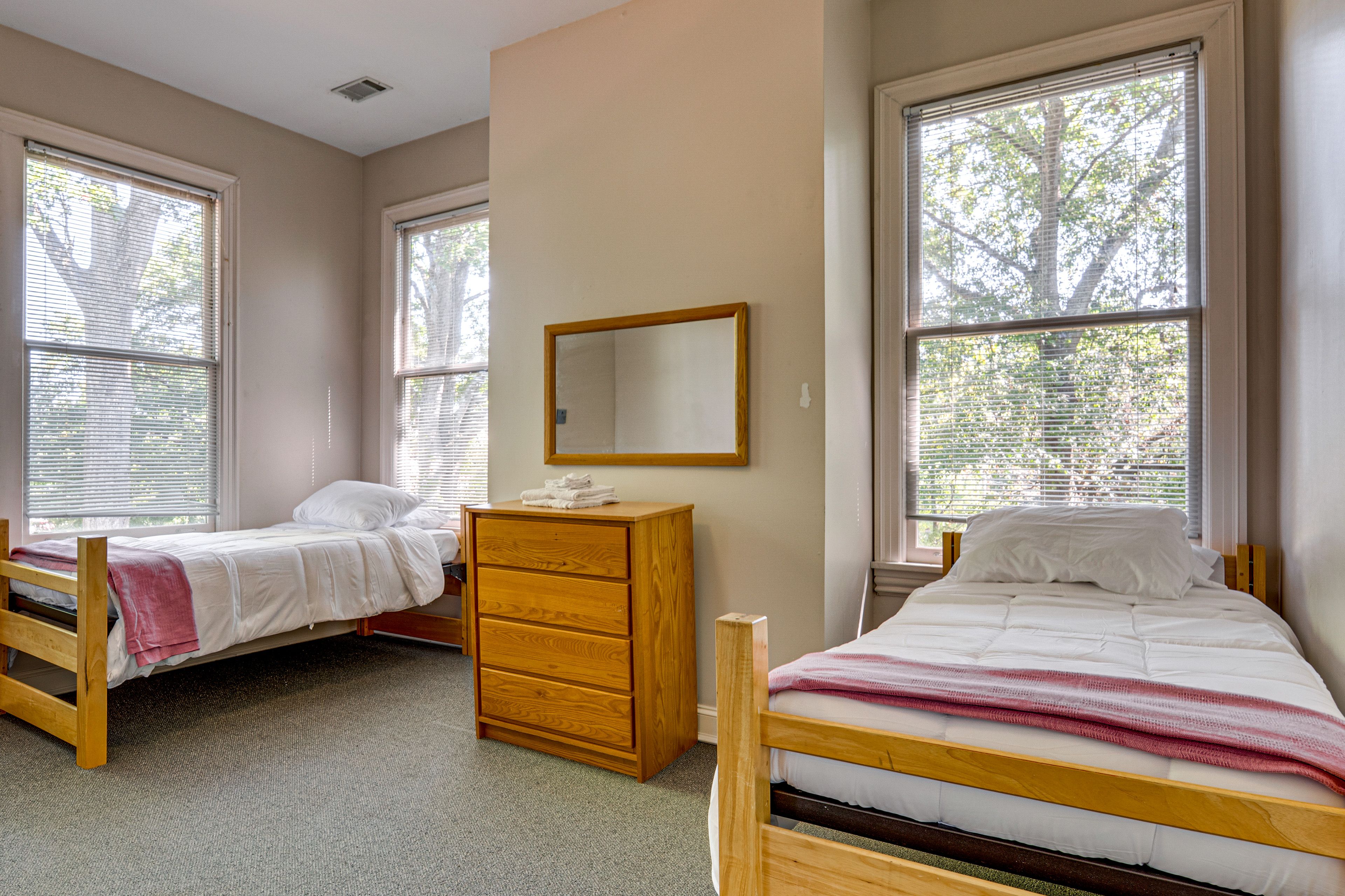 Bedroom | 2 Twin Beds | Desk