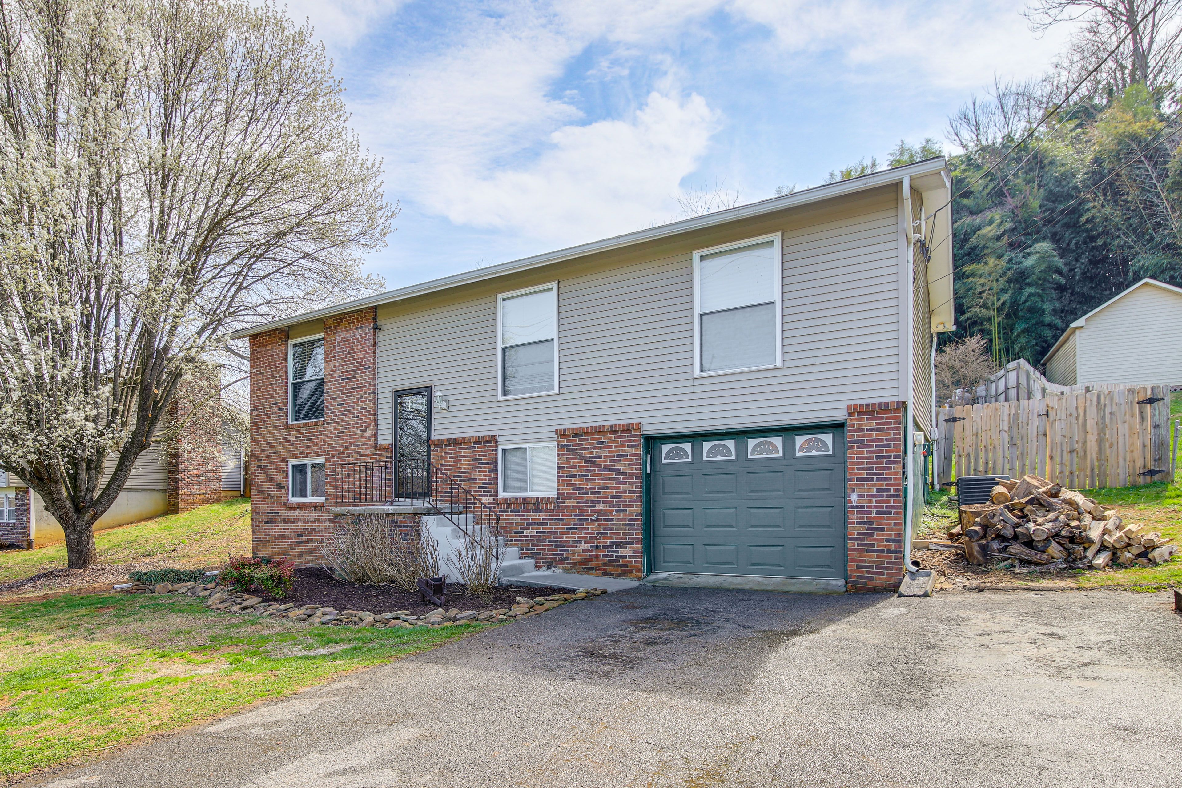 Parking | Garage (1 Vehicle) | Driveway (6 Vehicles)
