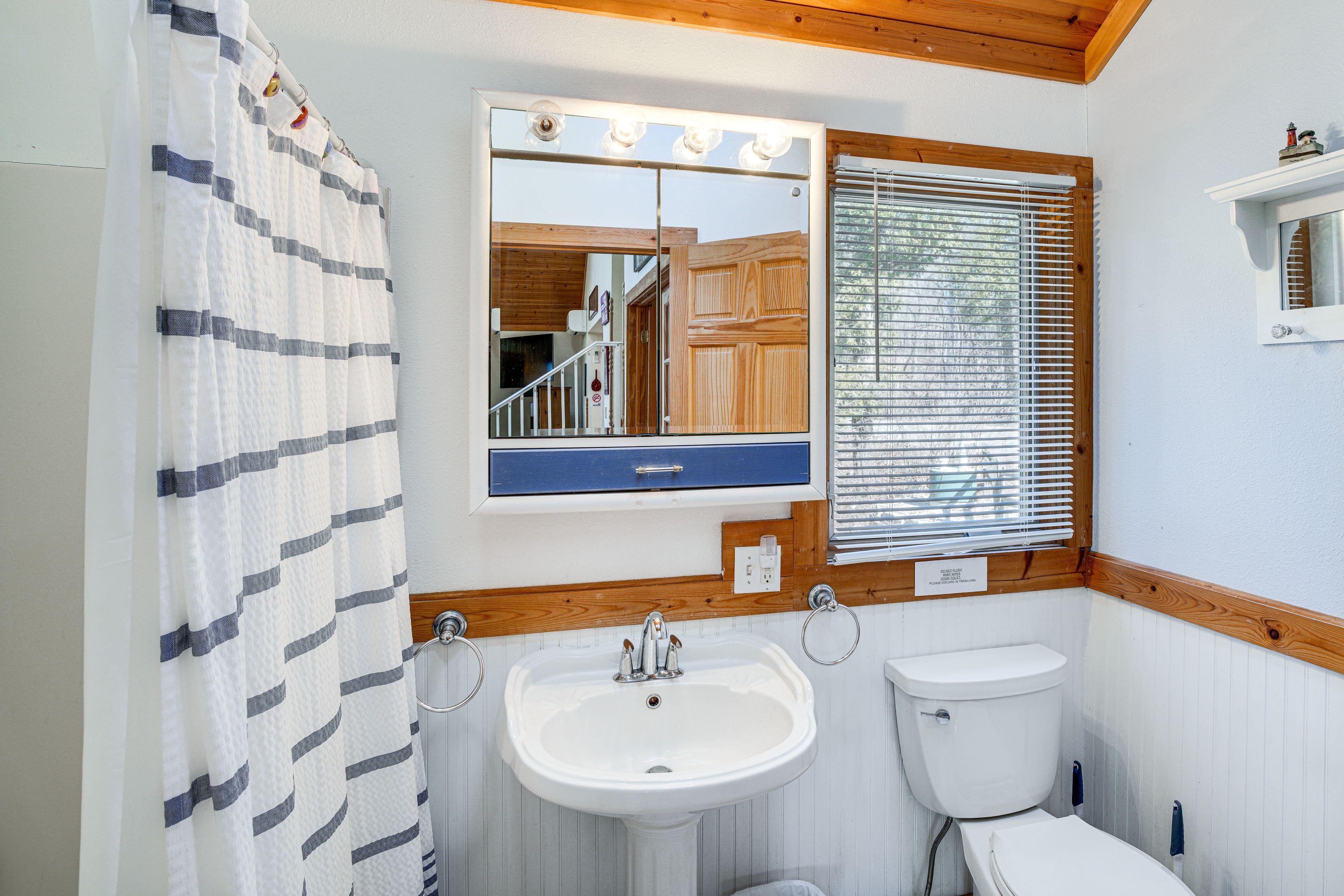 Full Bathroom | 3rd Floor